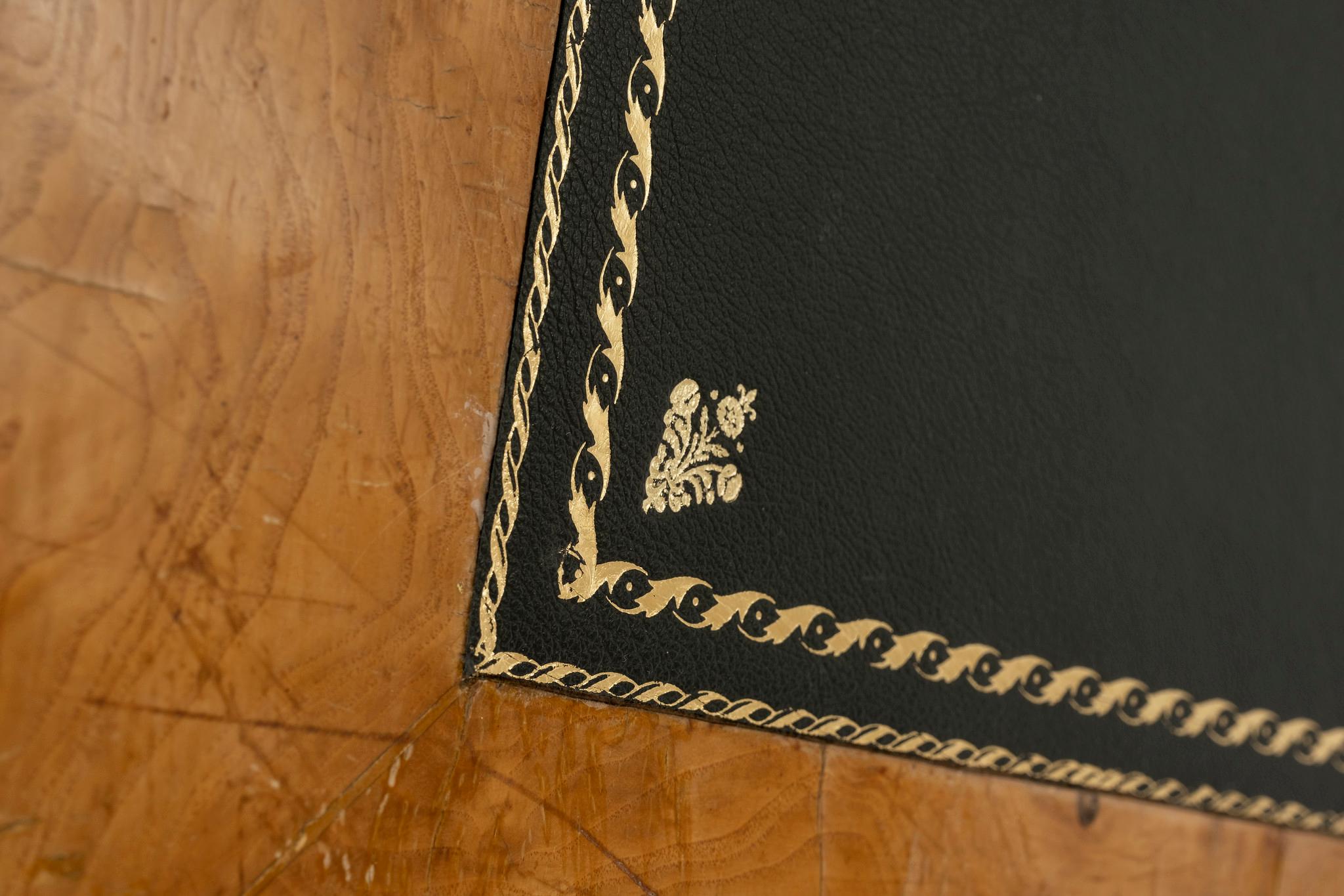 Scrivania in legno di radica in stile impero in vendita 4