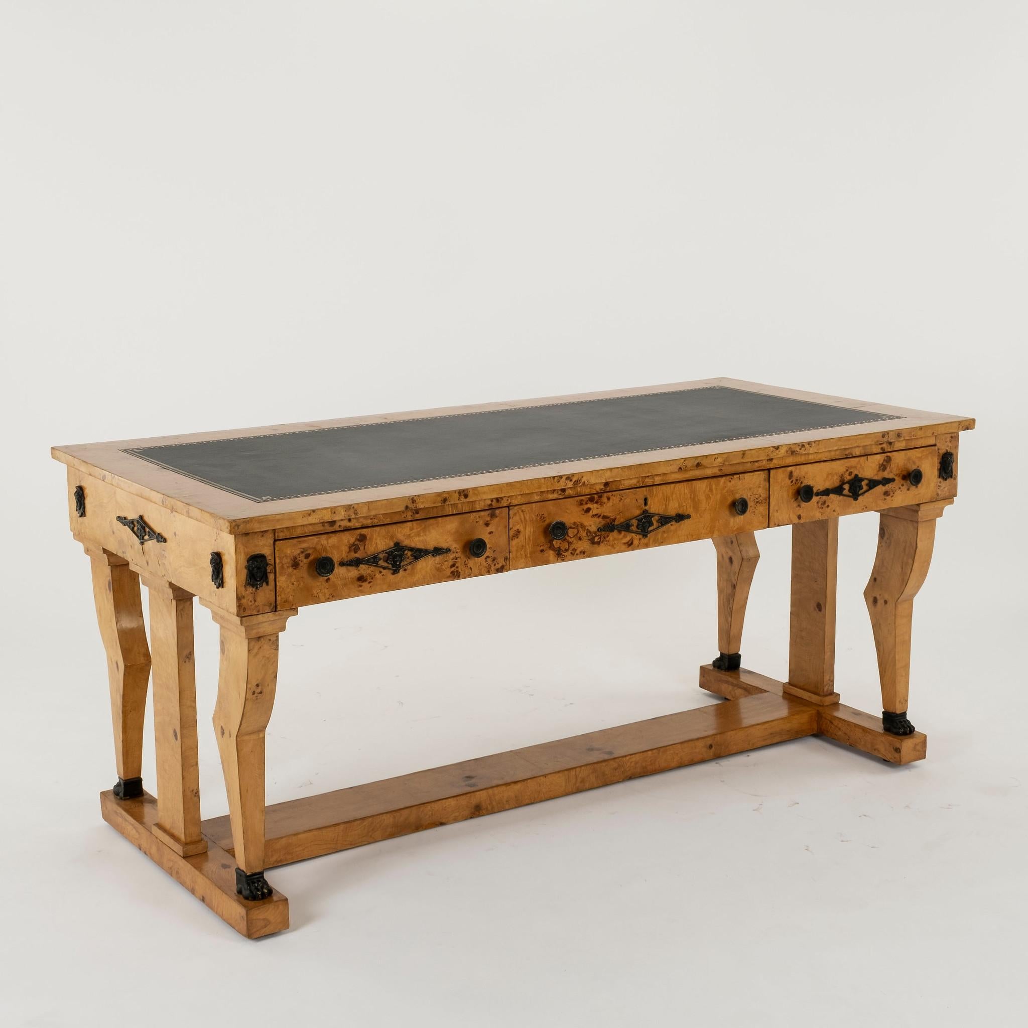 Schreibtisch aus Wurzelholz im Empire-Stil (20. Jahrhundert) im Angebot