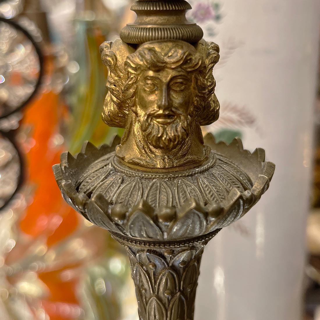 Pareja de candelabros franceses de estilo Imperio de finales del siglo XIX montados como lámparas, con base de trípode, elaborado motivo de follaje en el cuerpo.  Acabado original dorado y patinado.

Medidas:
Altura del cuerpo: 12
Altura hasta el