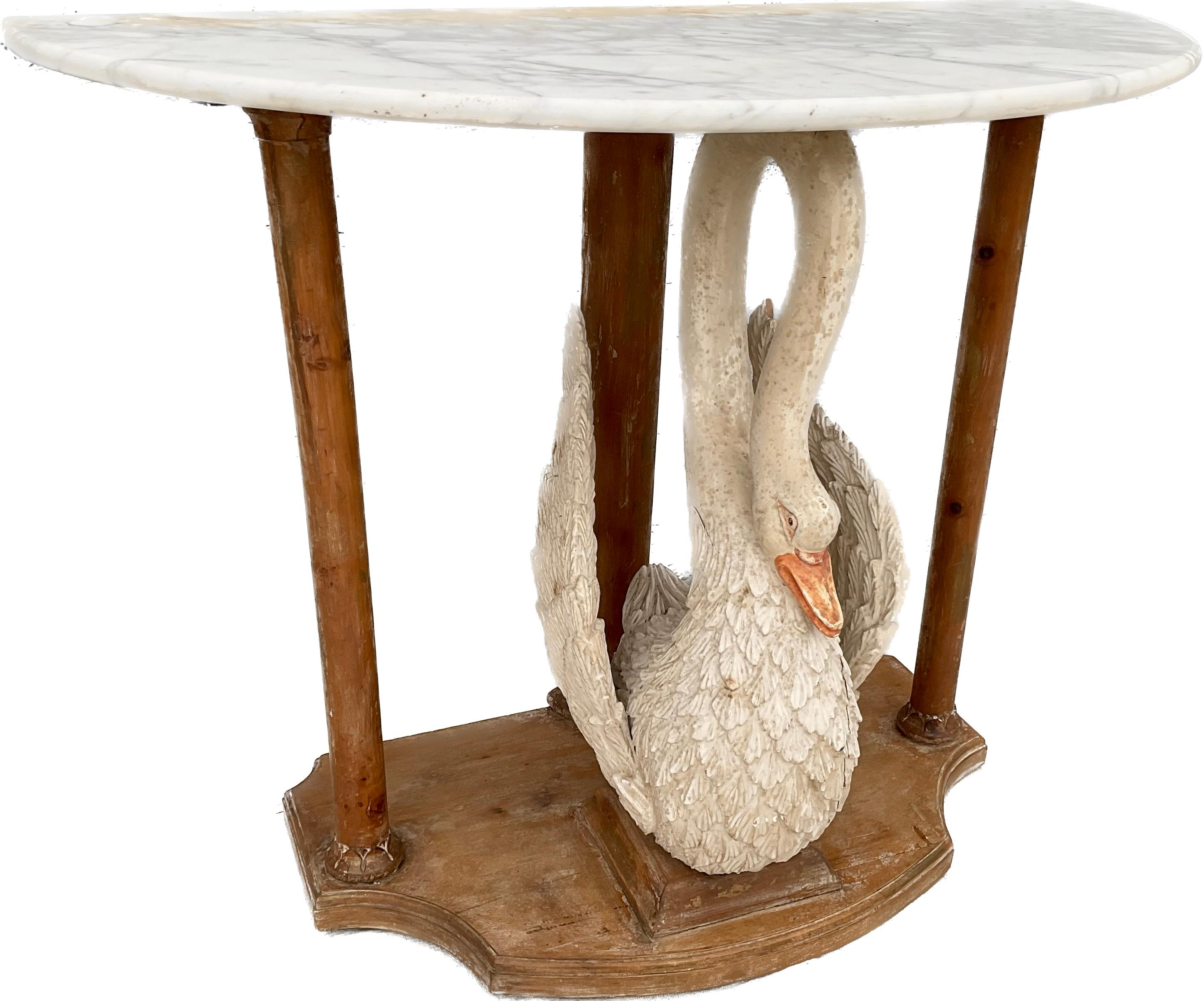 Einzigartiger handgeschnitzter und polychrom bemalter Konsolentisch Swan aus der Mitte des Jahrhunderts. Der Tisch hat eine Platte aus Carrara-Marmor auf drei Säulen, die einen großen, handgeschnitzten Holzschwan flankieren. Die Farbe des Schwans
