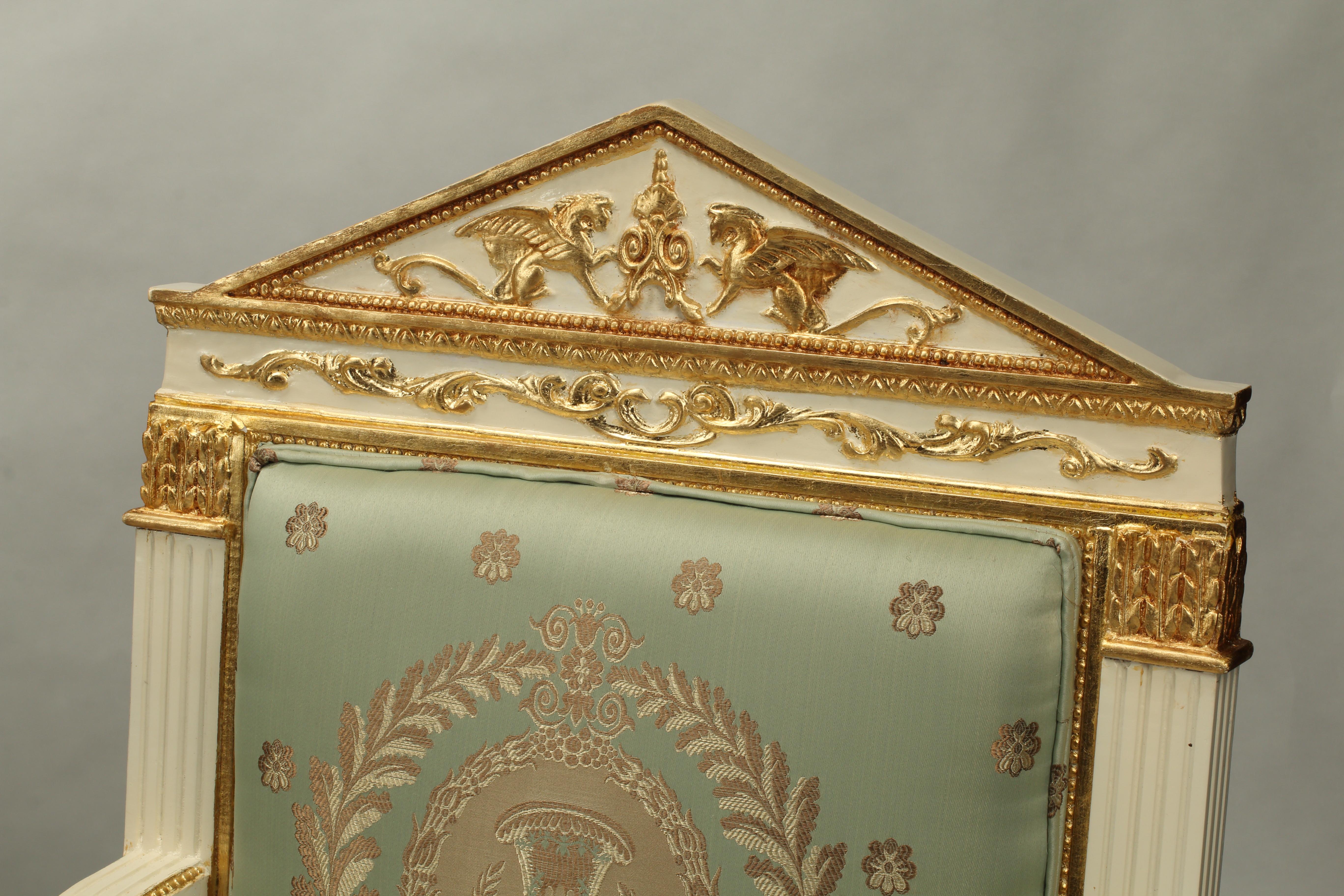 Stile impero Suite di poltrone e divani in legno intagliato e dorato in stile Impero in vendita