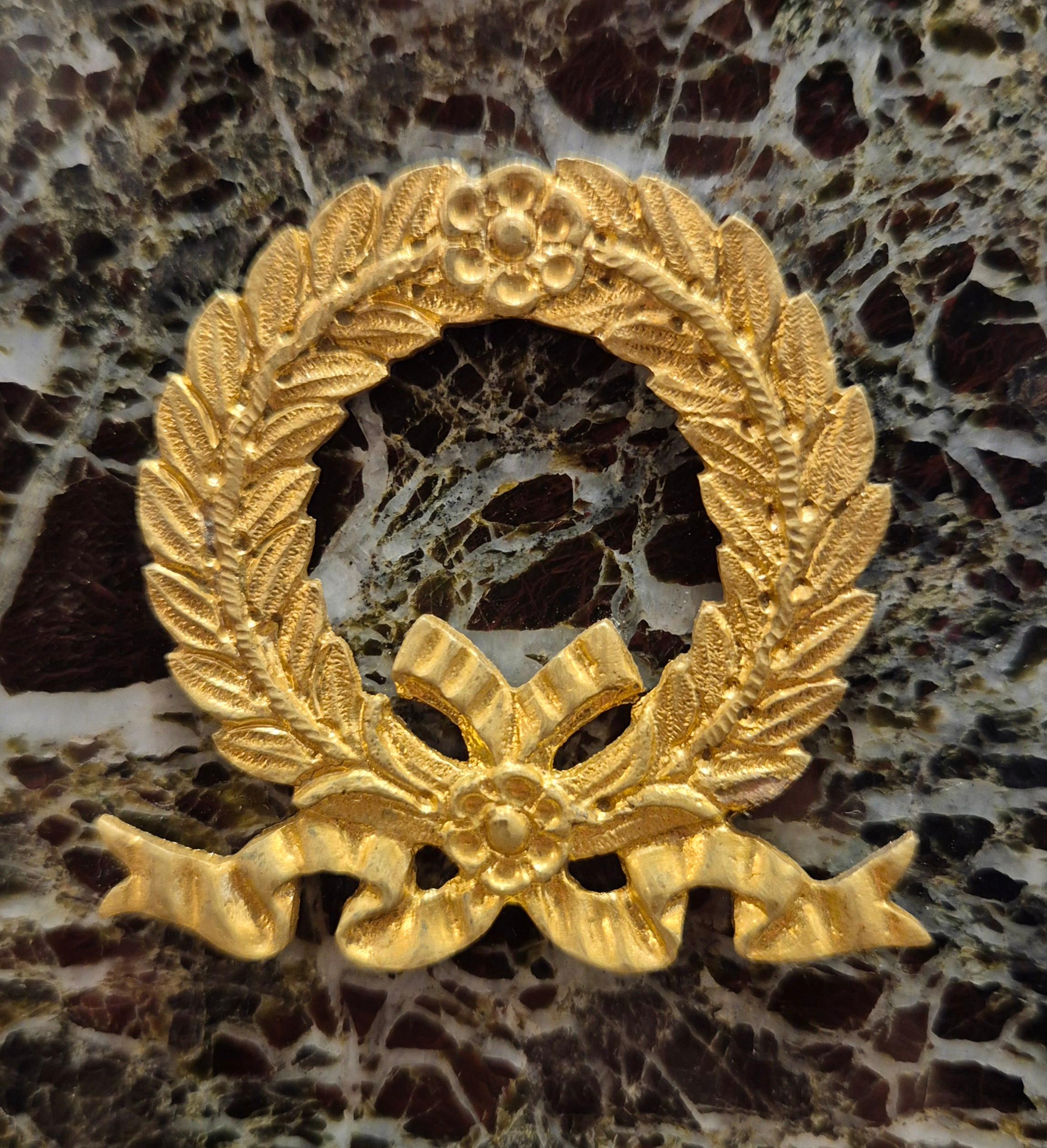 Dorato Cassolette in stile impero in marmo verde mare e bronzo dorato, XIX secolo in vendita