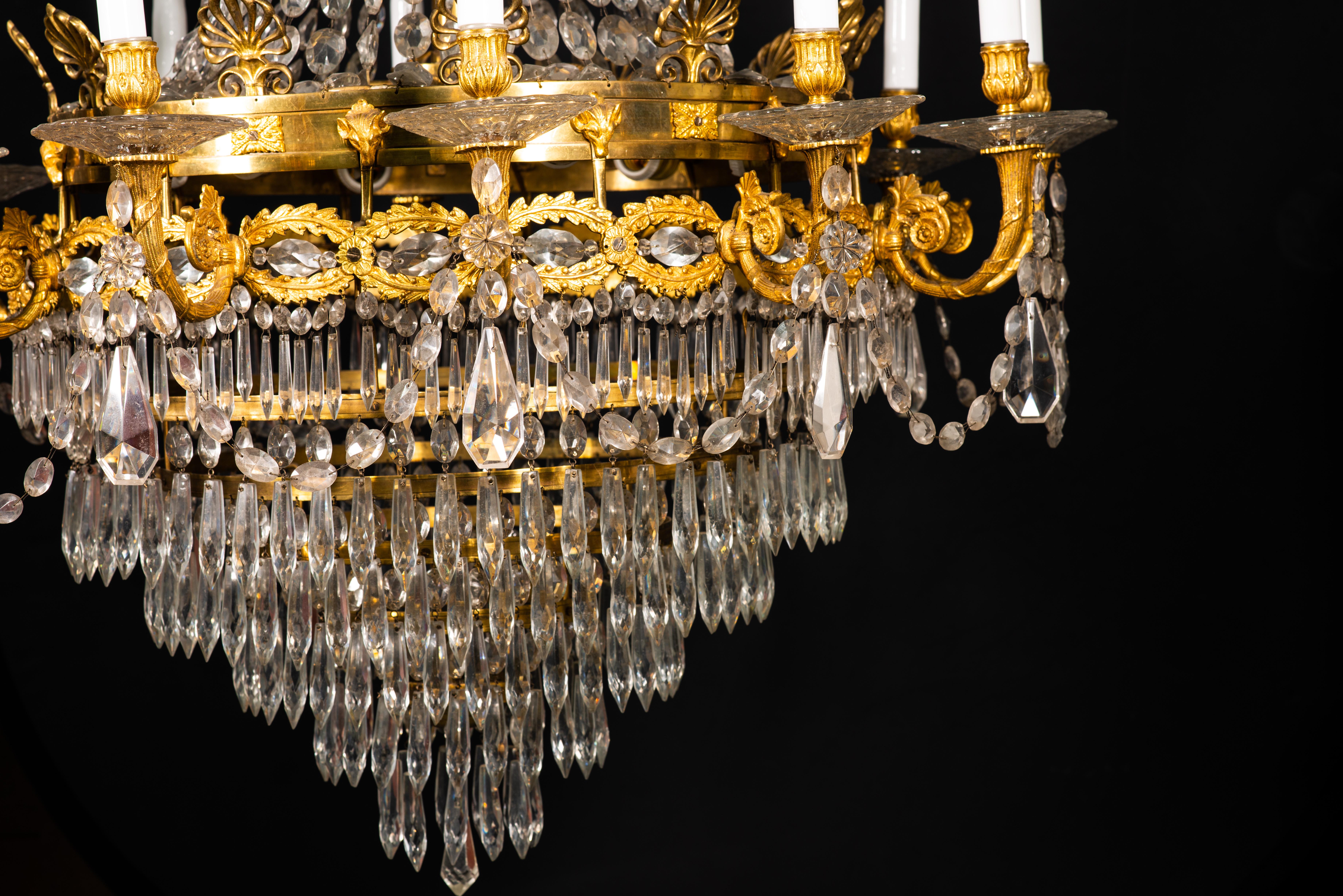  Deckenleuchte im Empire-Stil. Bronze und Glas. 19. Jahrhundert. 
Kronleuchter oder Deckenleuchte aus vergoldeter Bronze, verziert mit Elementen mit starkem klassizistischem Einfluss (Blattgirlanden, Palmen im griechischen Stil, Pflanzenelemente,