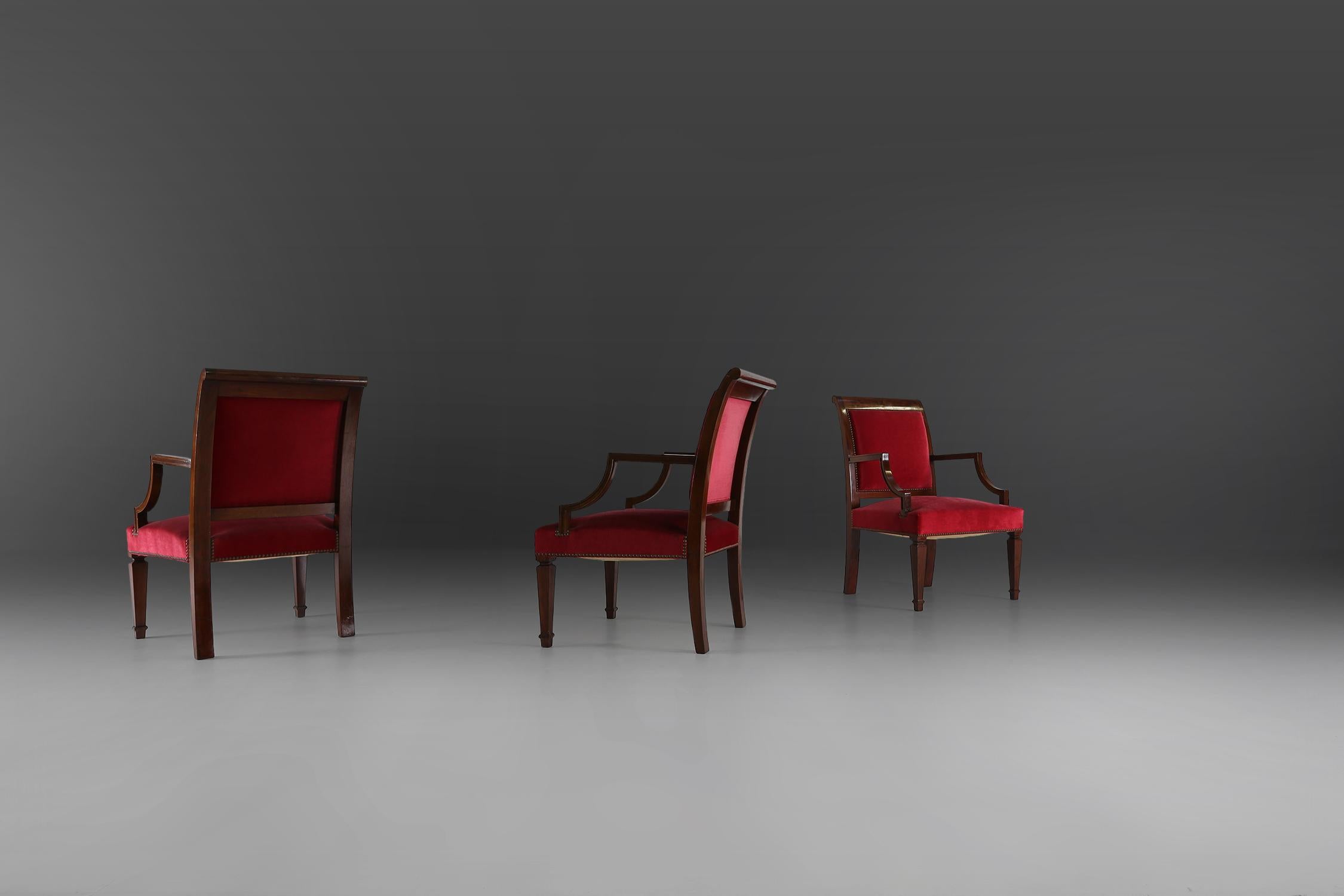 Empire style chairs made in high quality wood and red fabric. in a very good condition.

PRICE PER PIECE.