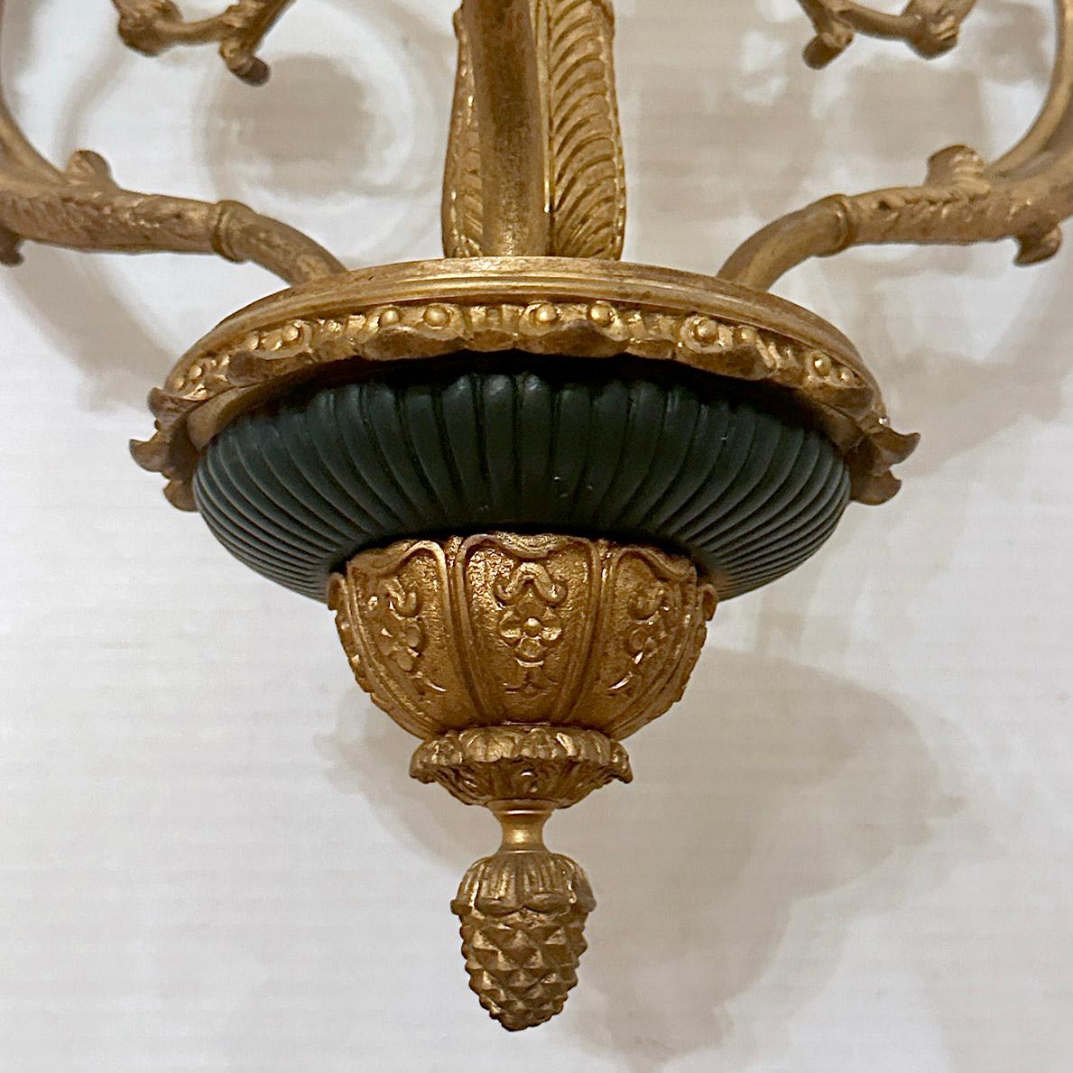 Lampadario francese a tre bracci in stile Impero del 1900 circa con finiture e patina originali.

Misure:
Altezza: 22.5
Diametro: 15
