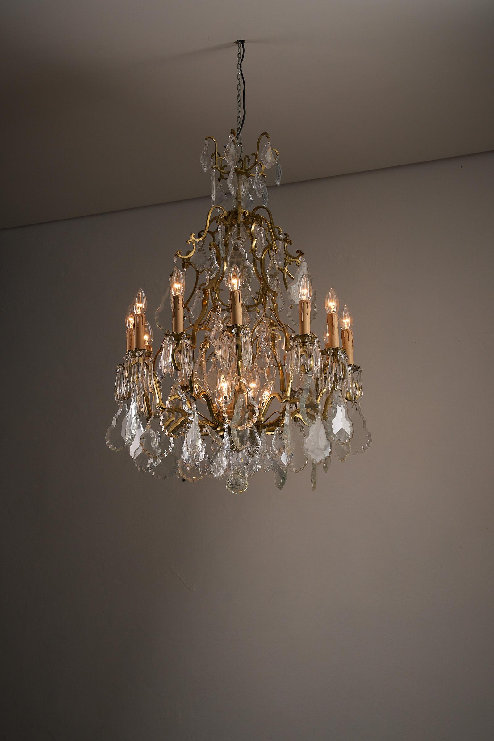 Neoclassico Lampadario in stile impero in ottone dorato e cristallo smerlato in vendita