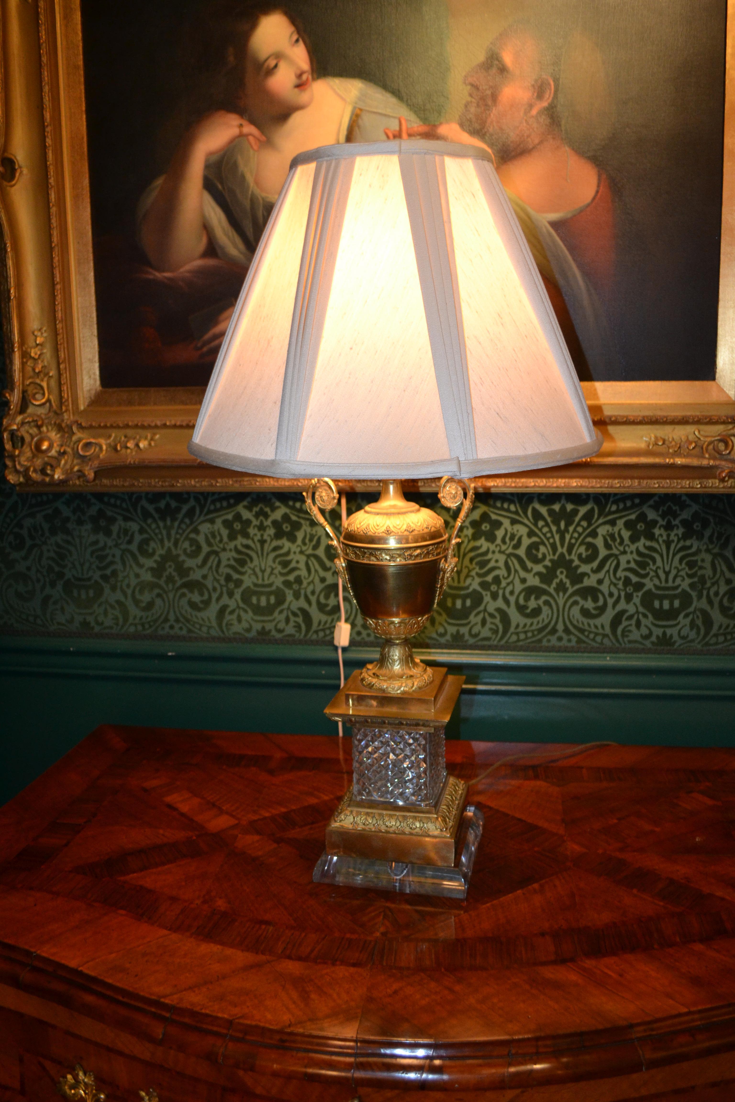 Lámpara Urna de Cristal y Bronce Dorado Estilo Imperio en venta 4