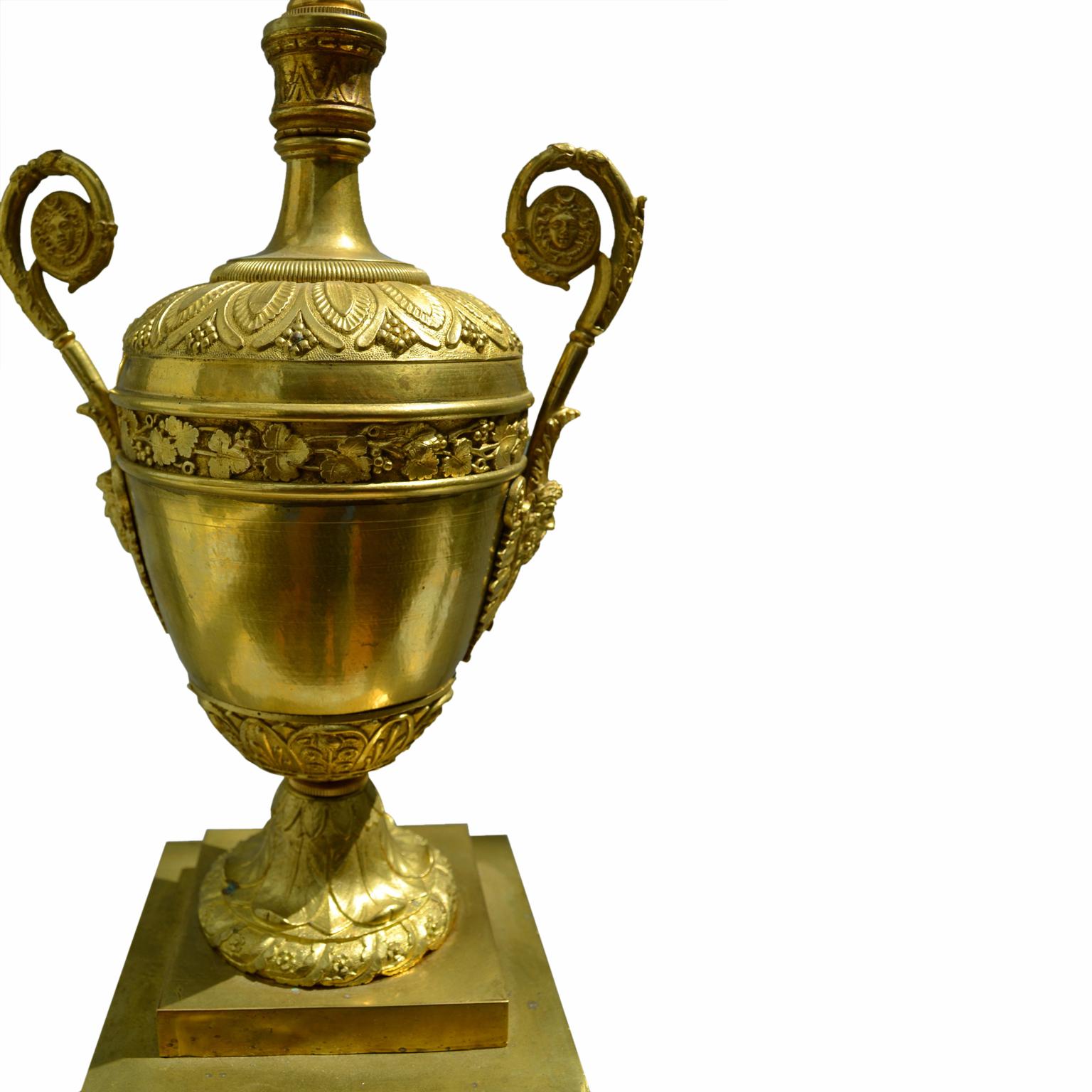 Français Lampe urne de style Empire en cristal et bronze doré en vente