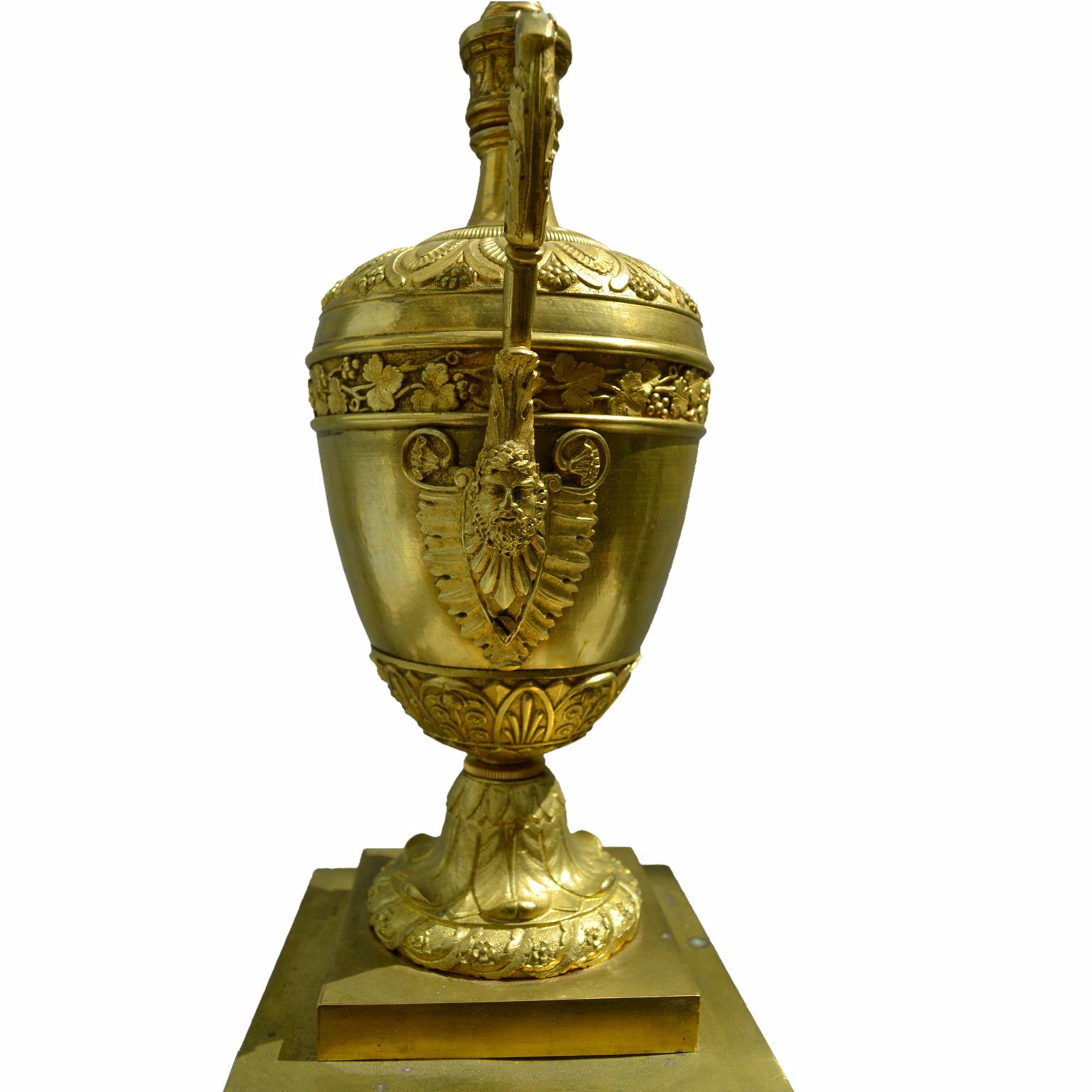 Facetté Lampe urne de style Empire en cristal et bronze doré en vente