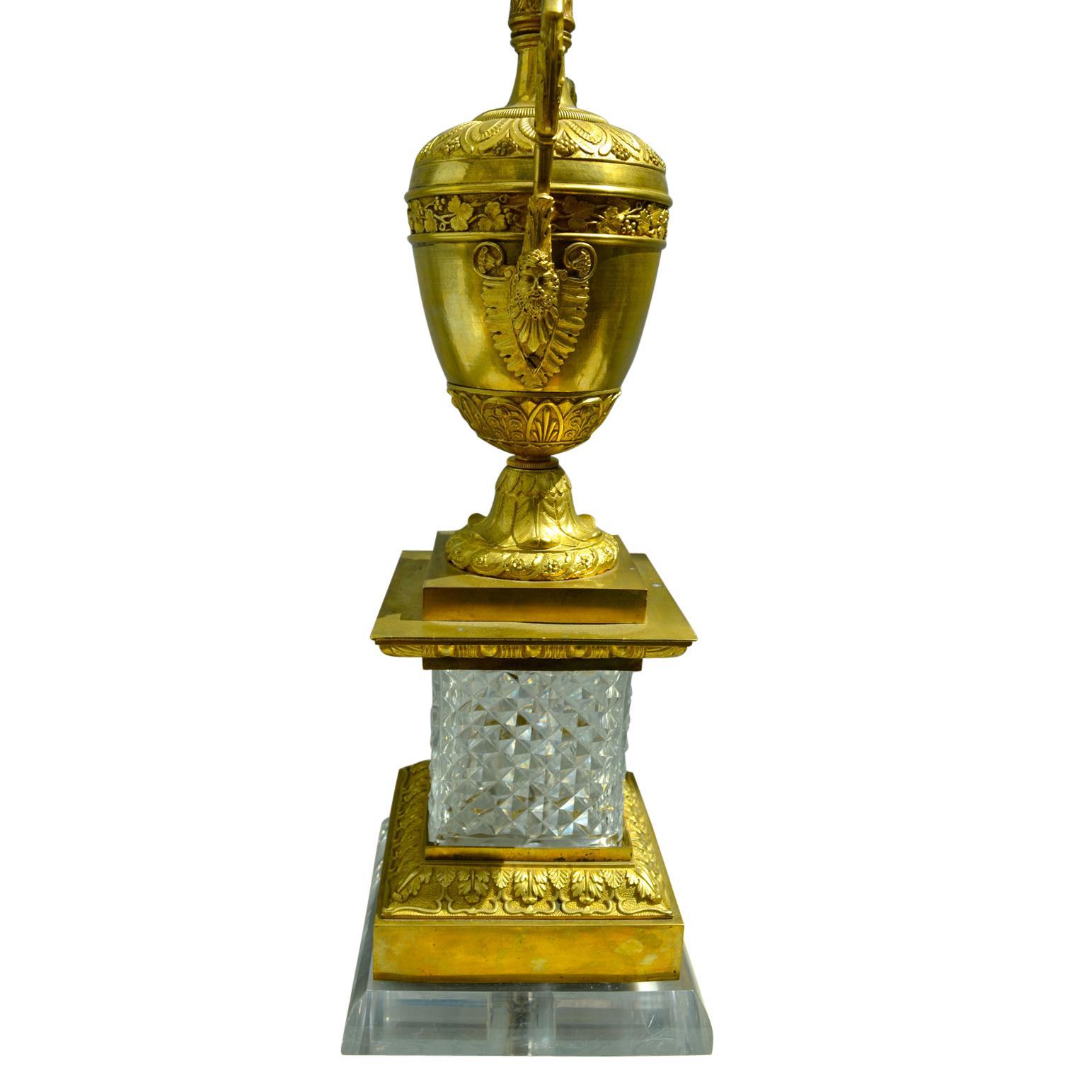 Lampe urne de style Empire en cristal et bronze doré Bon état - En vente à Vancouver, British Columbia