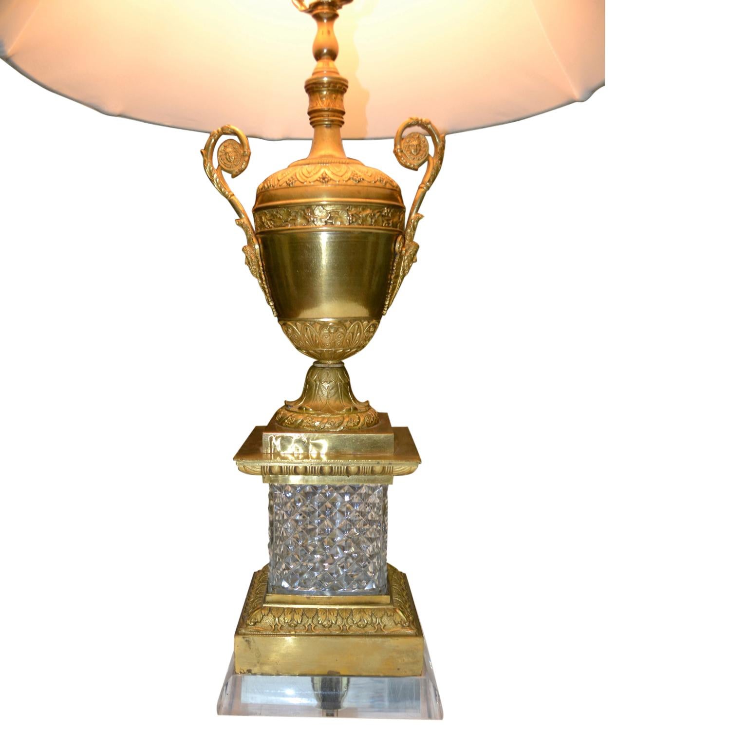 XIXe siècle Lampe urne de style Empire en cristal et bronze doré en vente