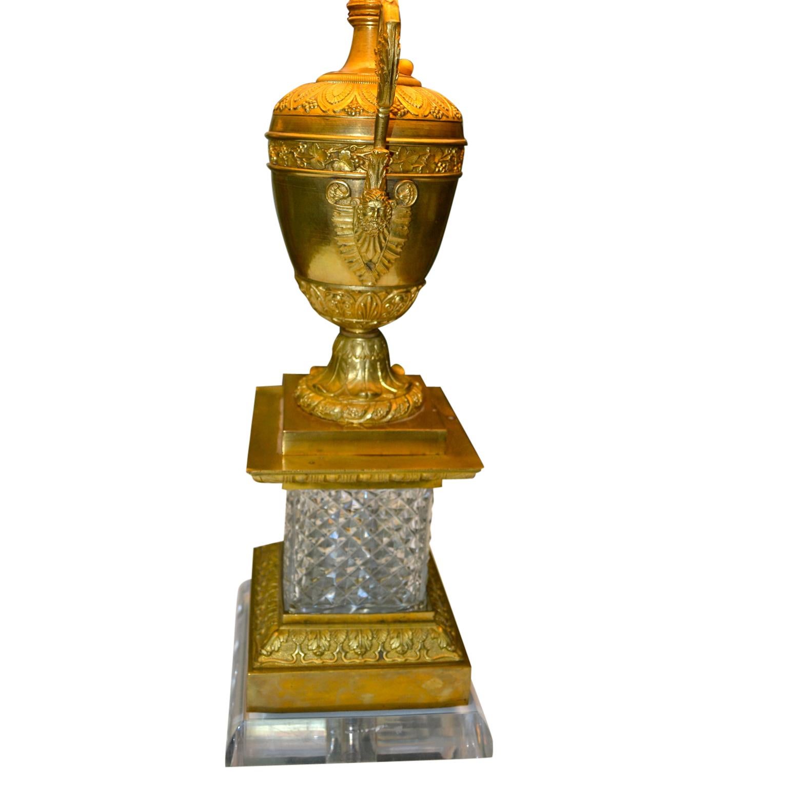 Bronze Lampe urne de style Empire en cristal et bronze doré en vente