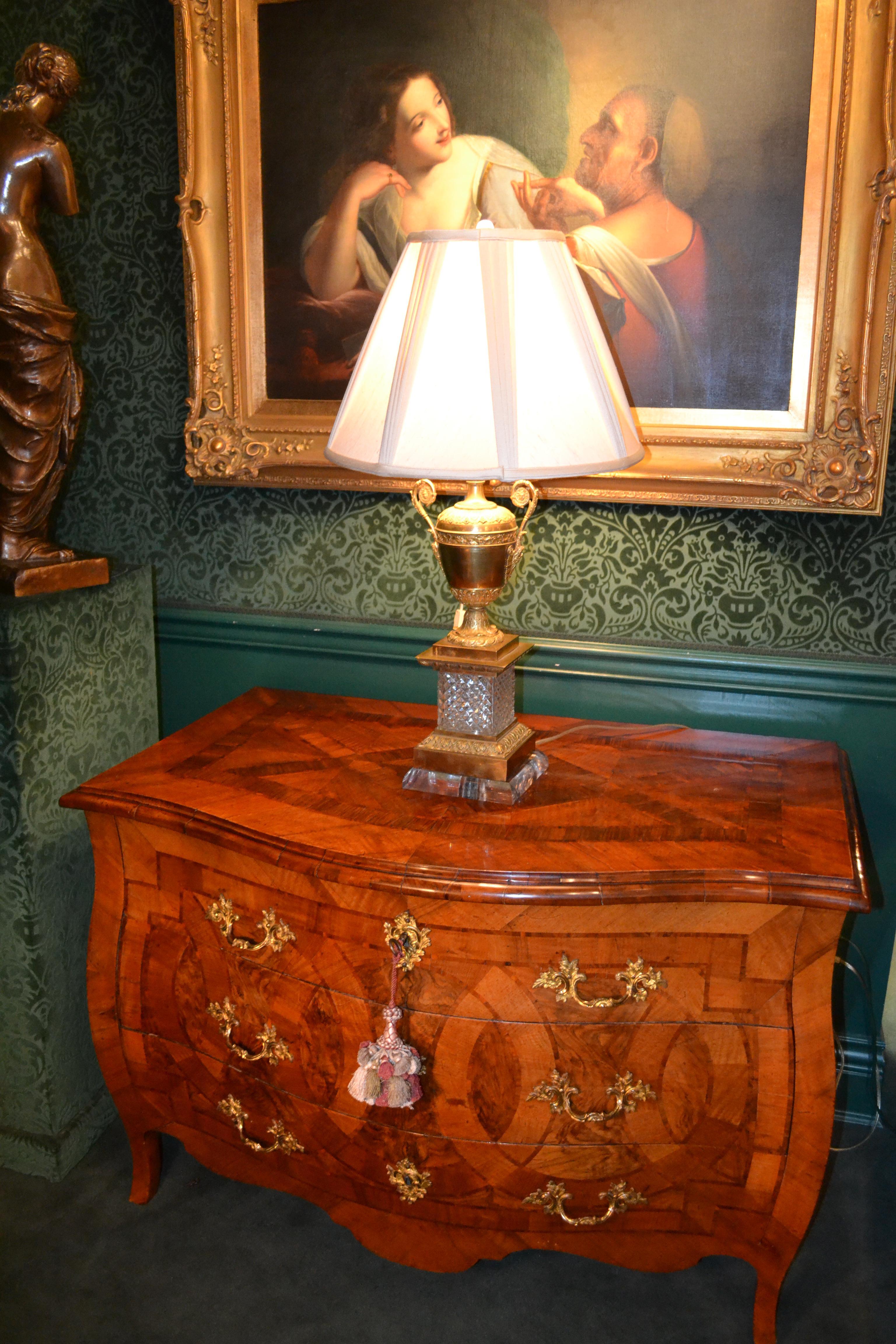 Lámpara Urna de Cristal y Bronce Dorado Estilo Imperio en venta 2