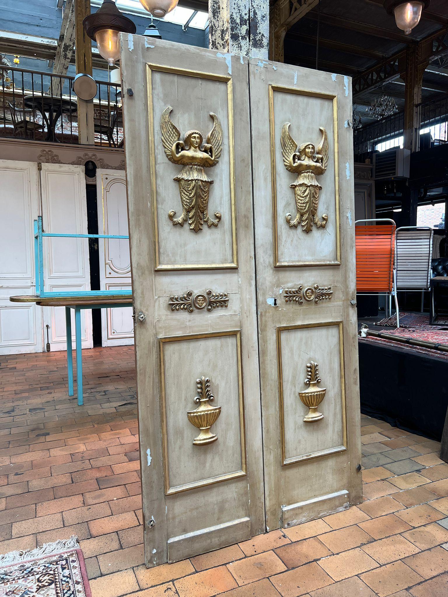 Double Closet Doors im Empire-Stil mit geschnitzten und vergoldeten Reliefs (Mittleres 19. Jahrhundert) im Angebot