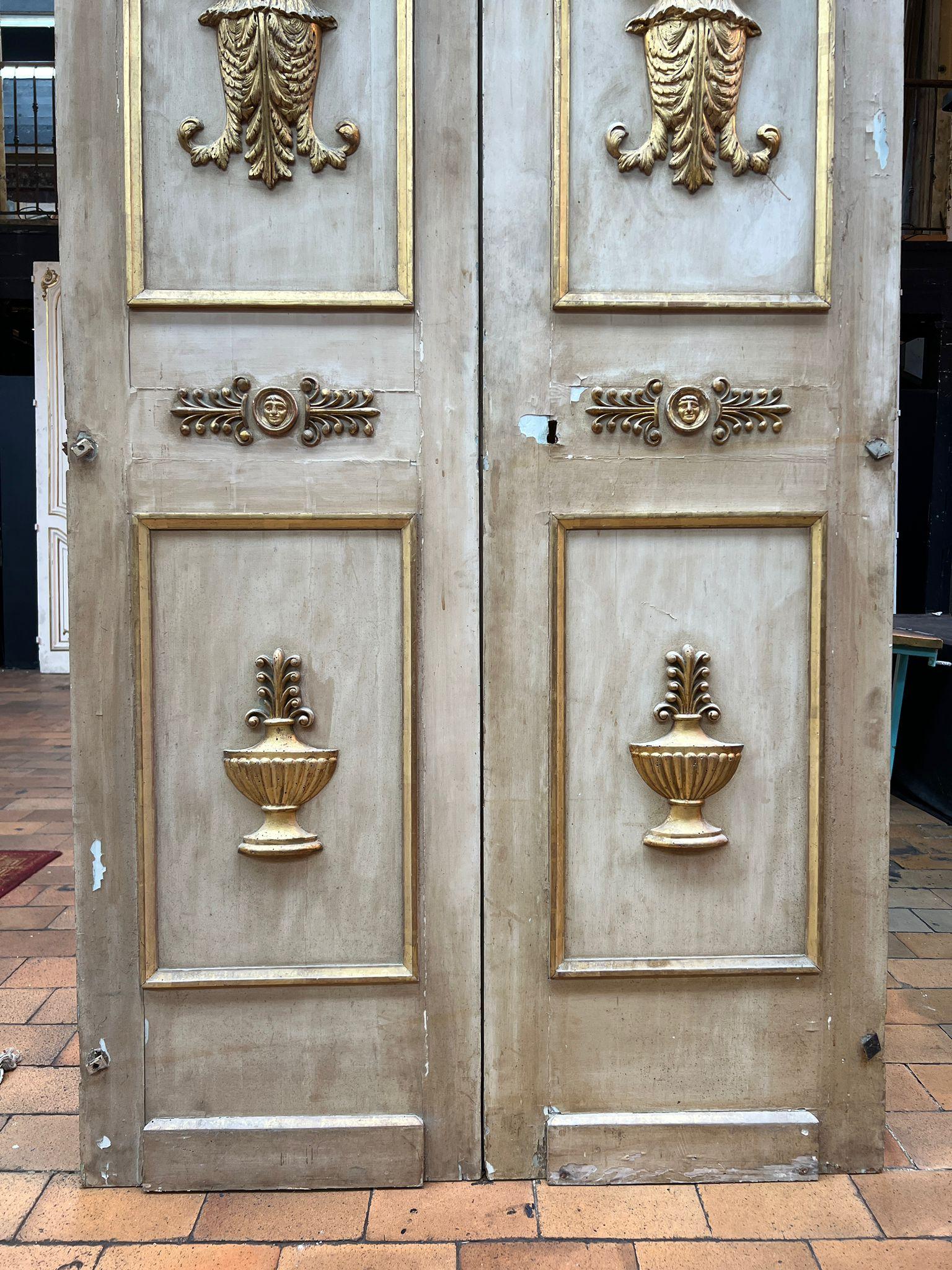 Double Closet Doors im Empire-Stil mit geschnitzten und vergoldeten Reliefs (Holz) im Angebot