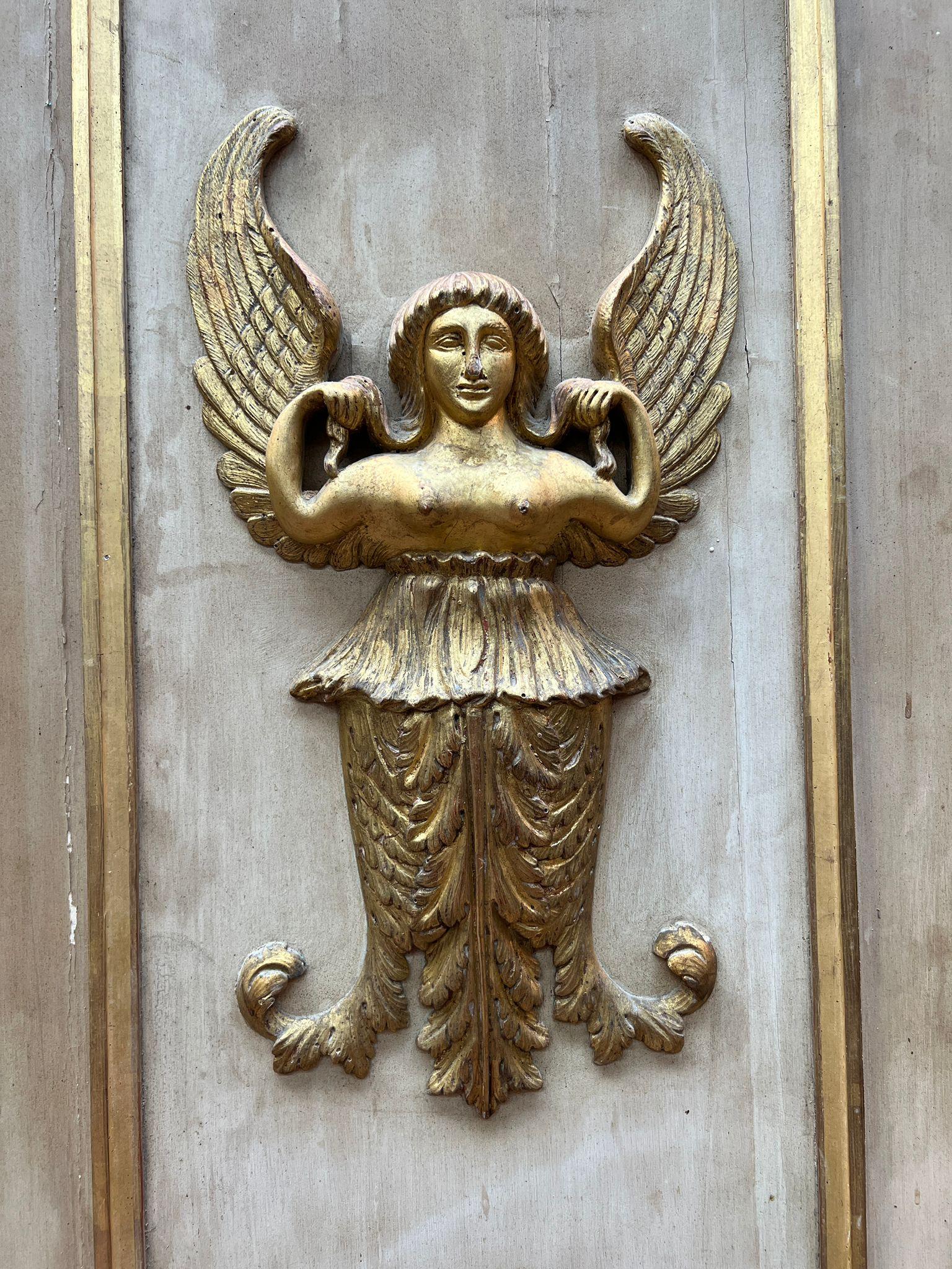 Double Closet Doors im Empire-Stil mit geschnitzten und vergoldeten Reliefs im Angebot 1