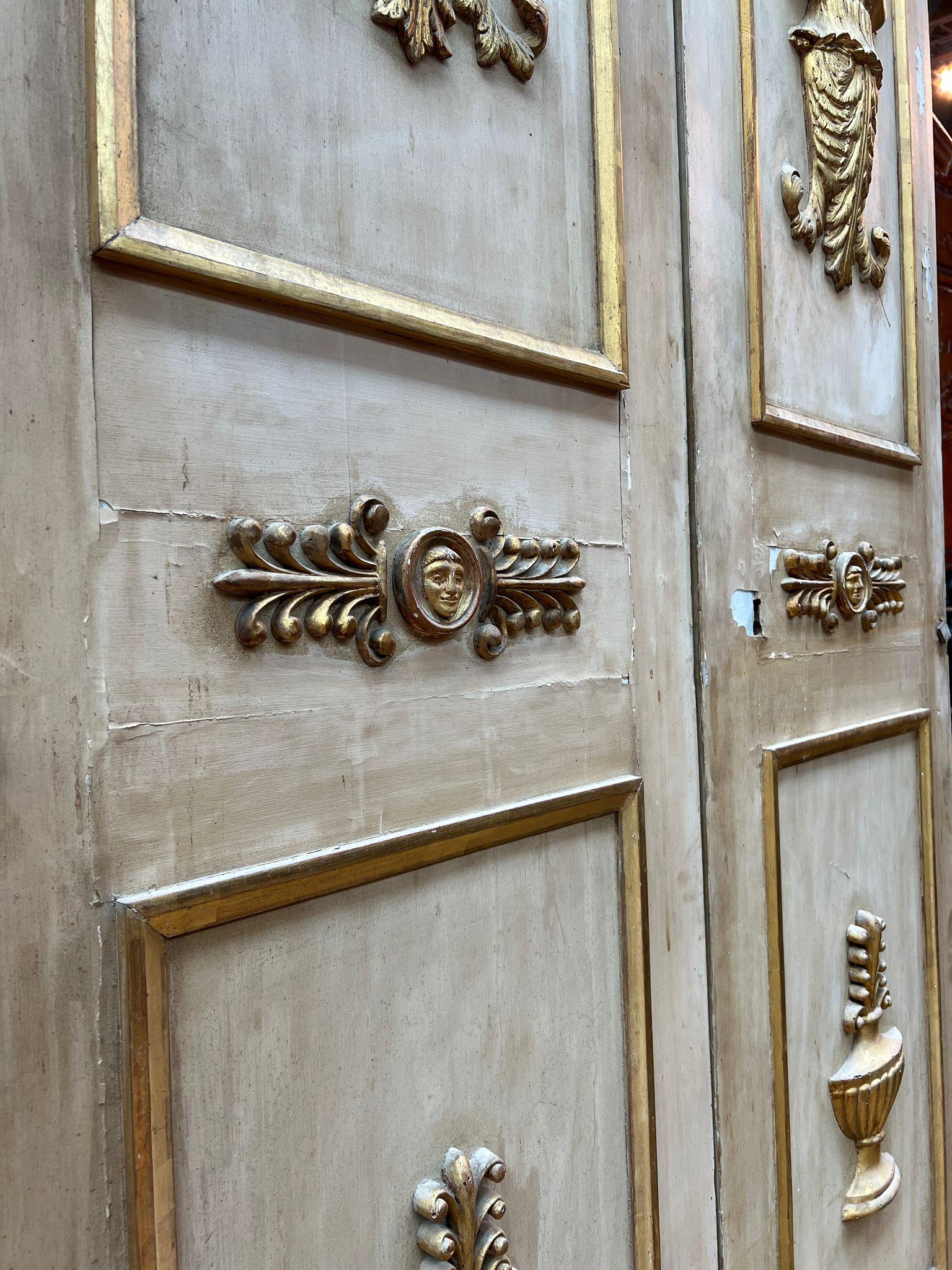 Double Closet Doors im Empire-Stil mit geschnitzten und vergoldeten Reliefs im Angebot 2