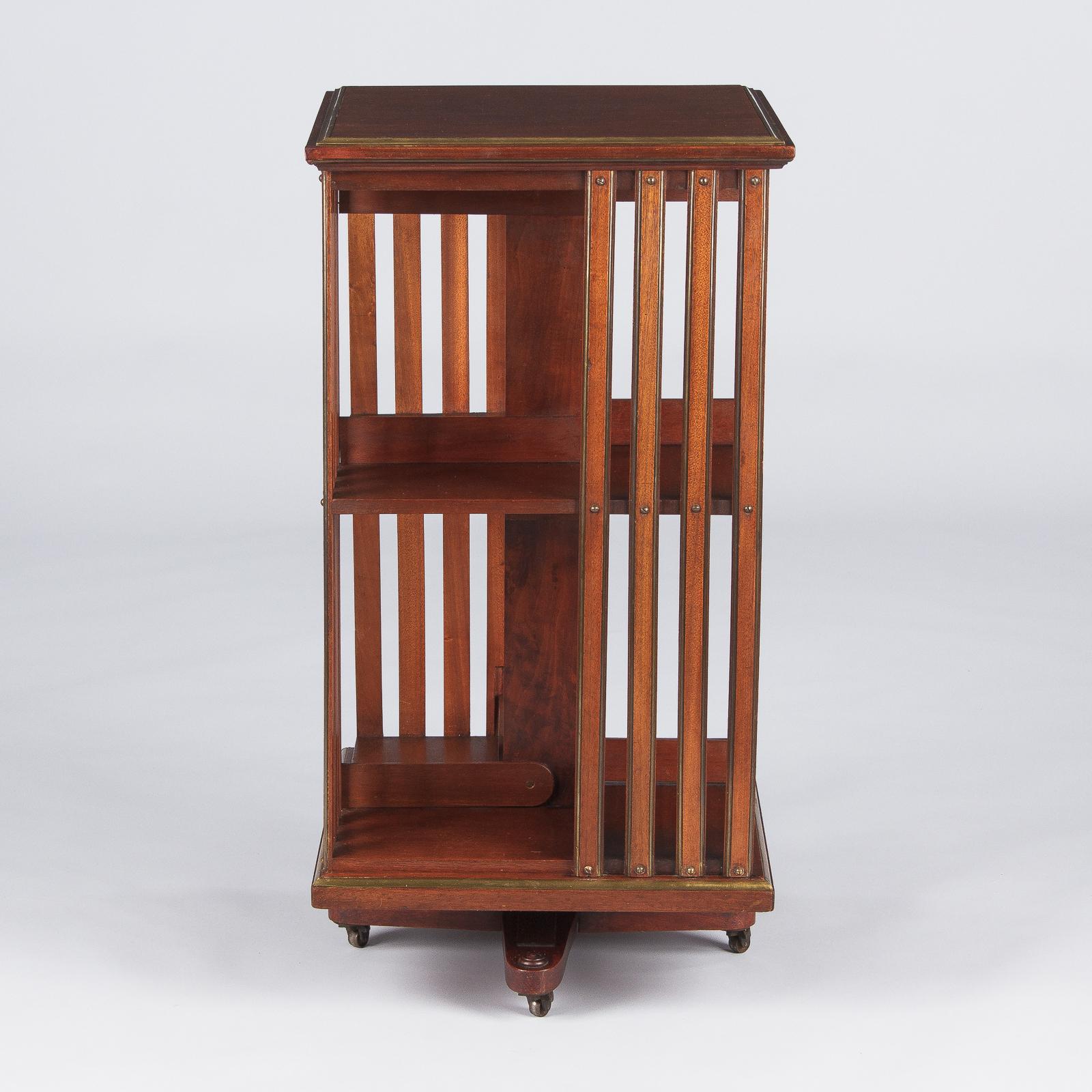 Englisches drehbares Bücherregal im Empire-Stil aus Kirschholz:: Ende 1800 7