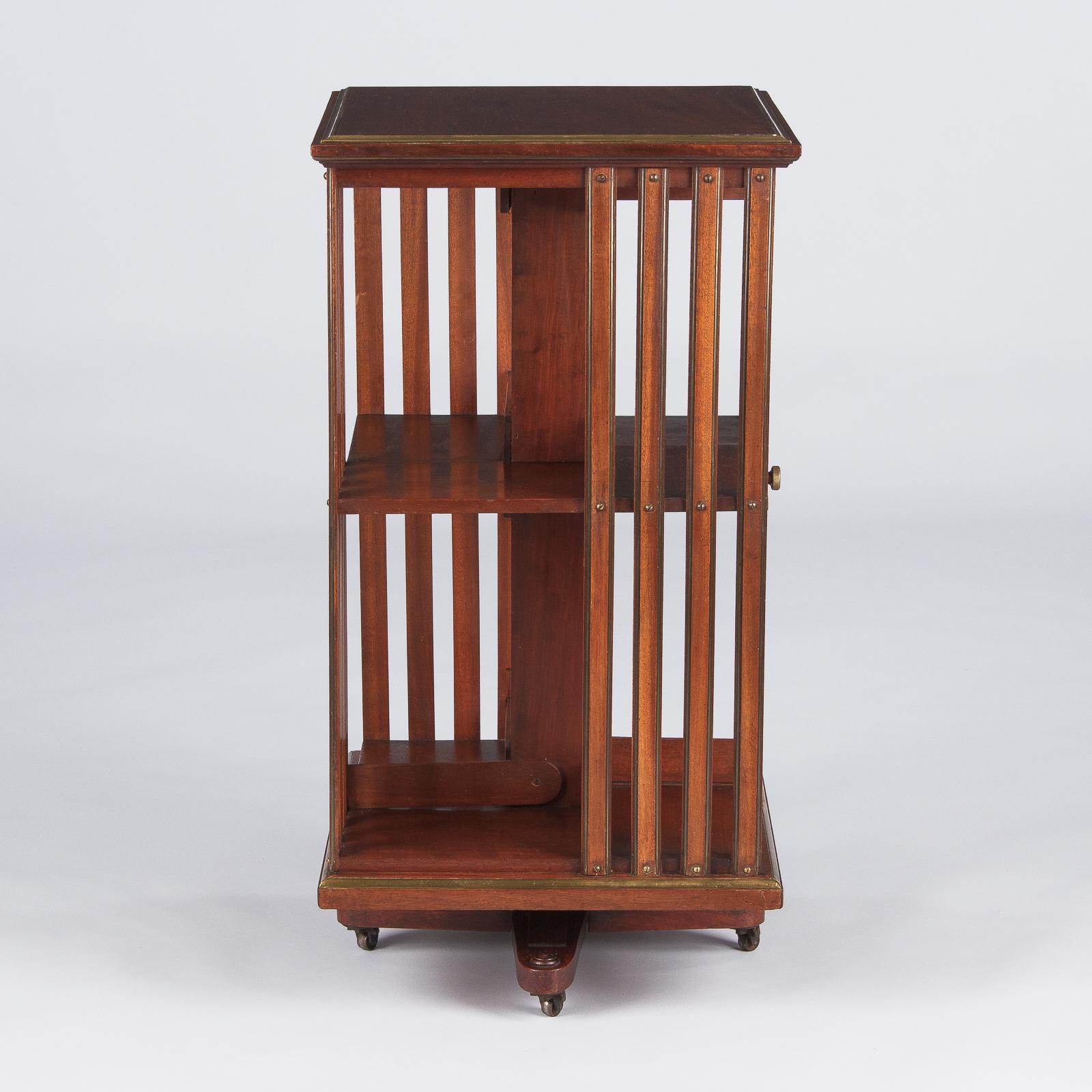 Englisches drehbares Bücherregal im Empire-Stil aus Kirschholz:: Ende 1800 8