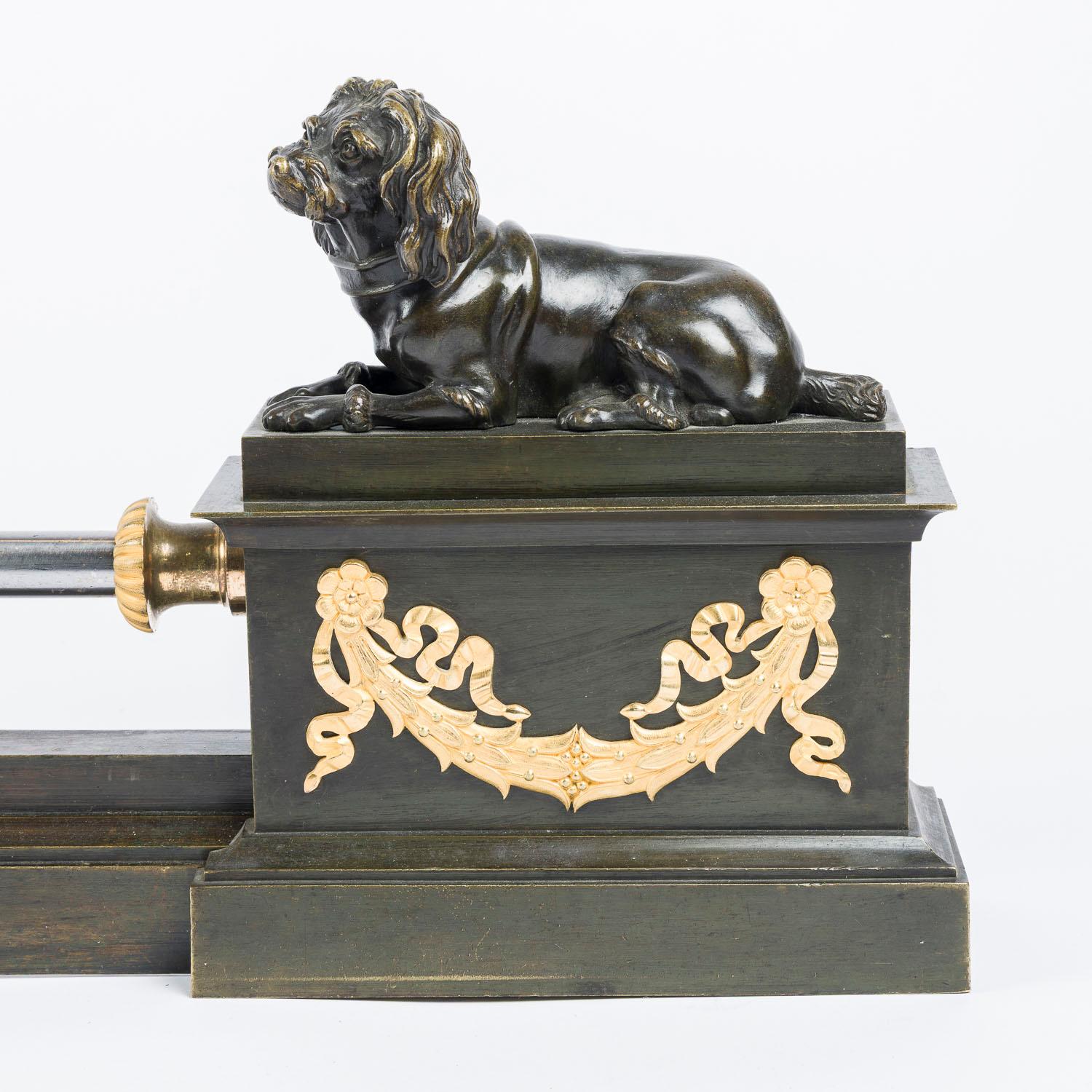 Plaque de cheminée de style Empire français du début du 19e siècle avec des chiens.

Décoration en bronze, laiton, acier et bronze doré.