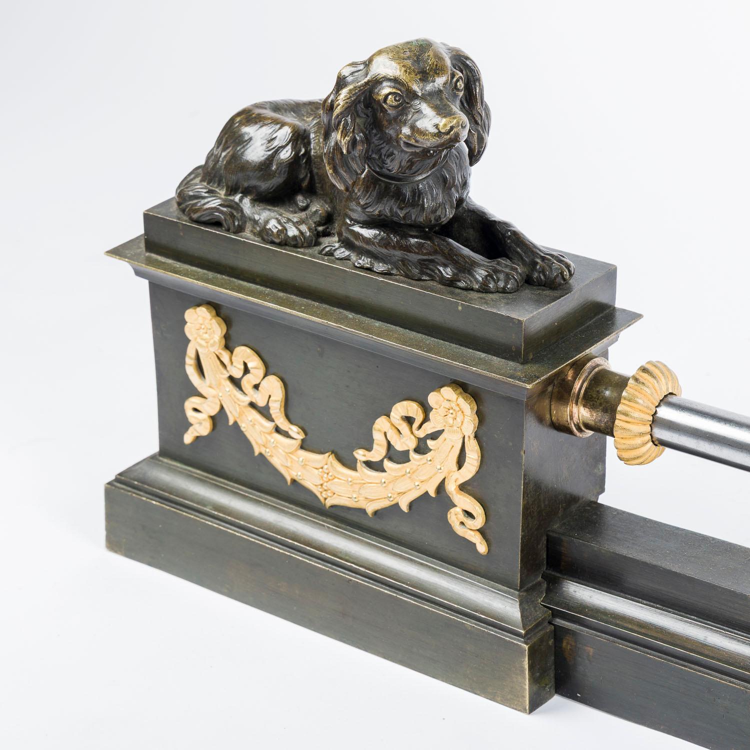 Doré Cheminée de style Empire avec chiens en vente