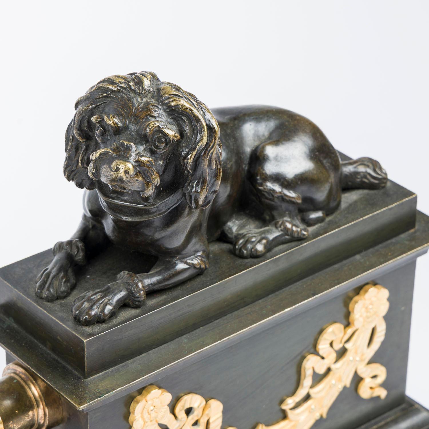Laiton Cheminée de style Empire avec chiens en vente