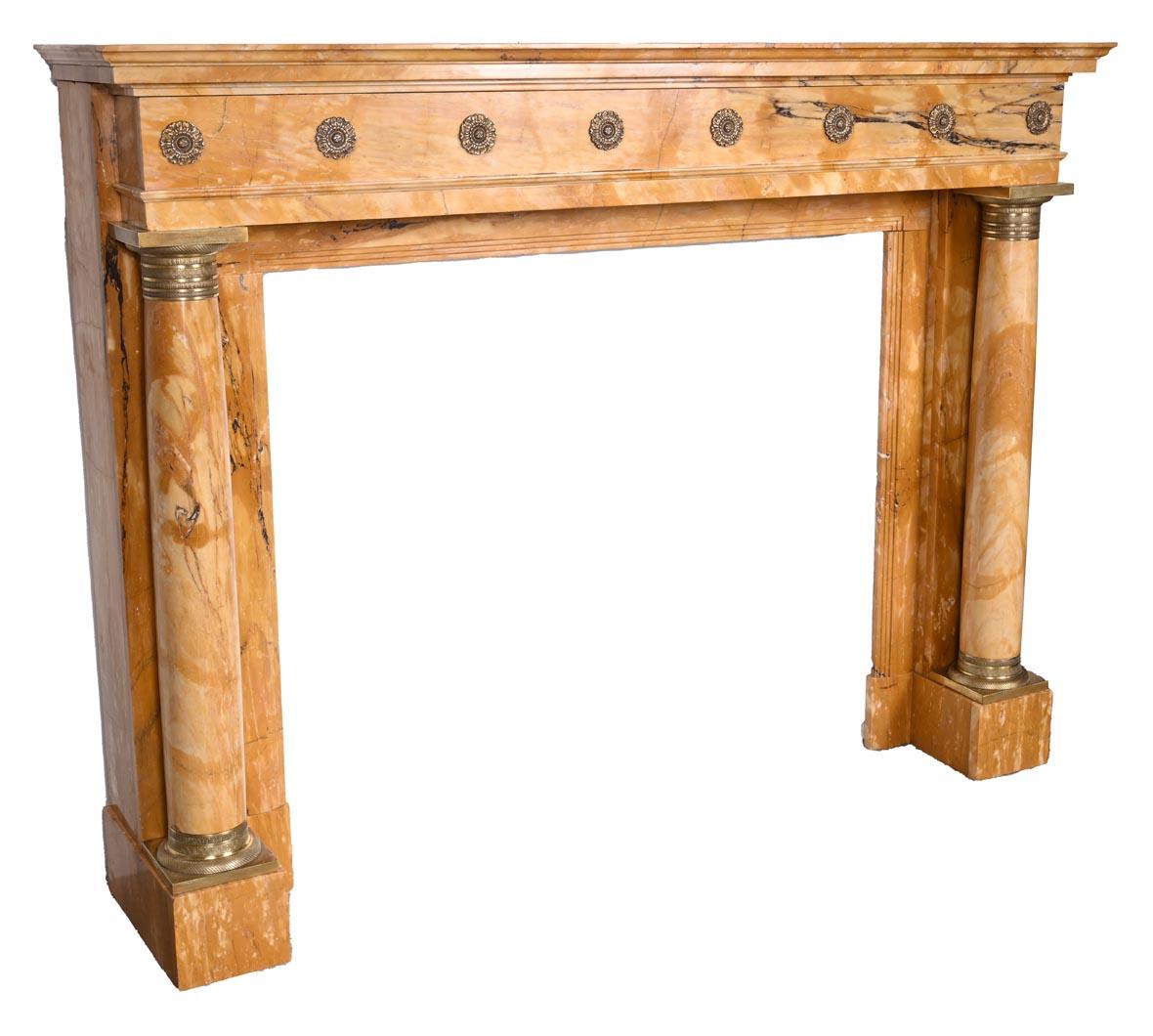 Intagliato a mano Caminetto in stile impero in marmo giallo Siena con colonne e rosone in bronzo dorato in vendita