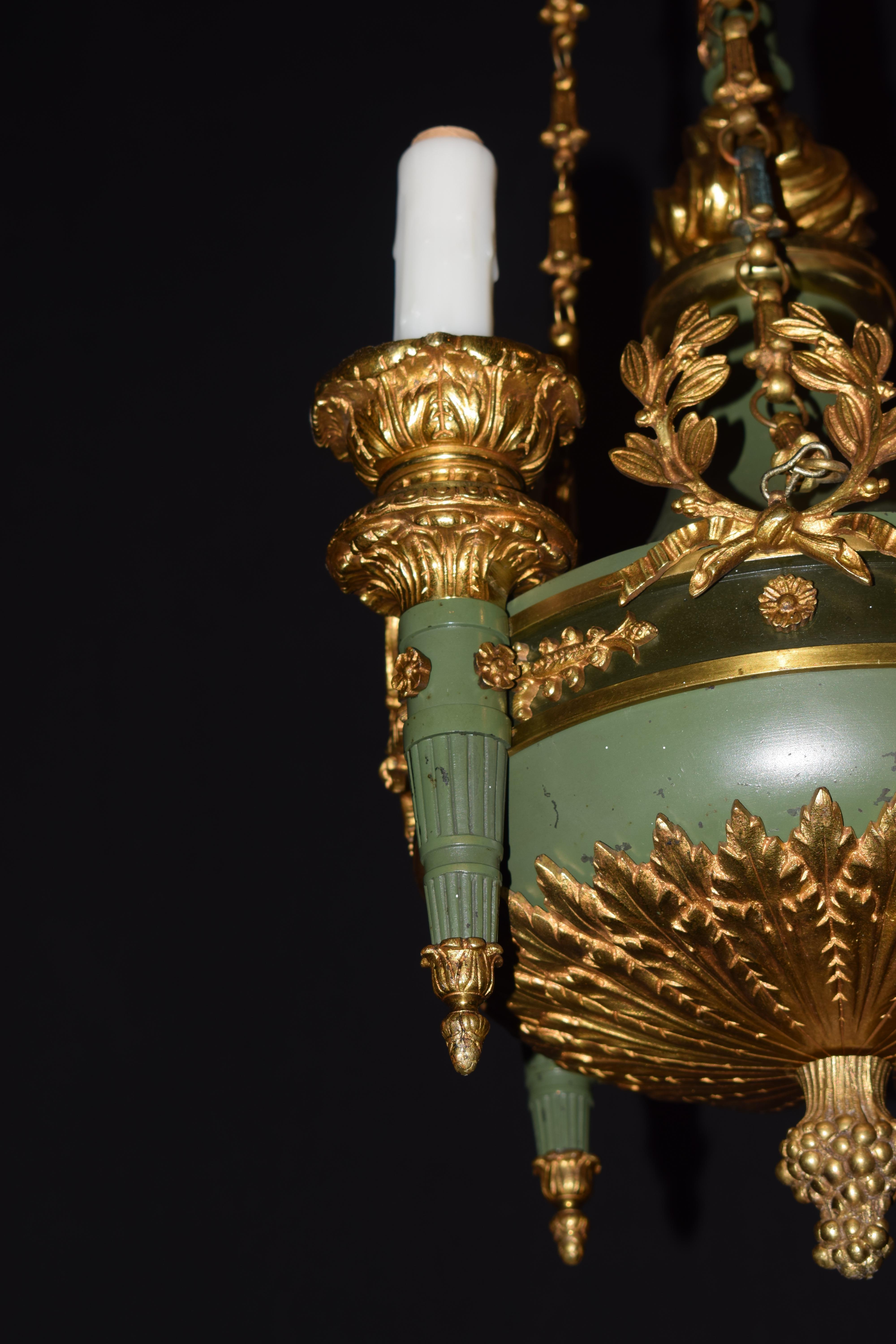 Lustre de style Empire à quatre lumières peint et doré en vert en vente 5