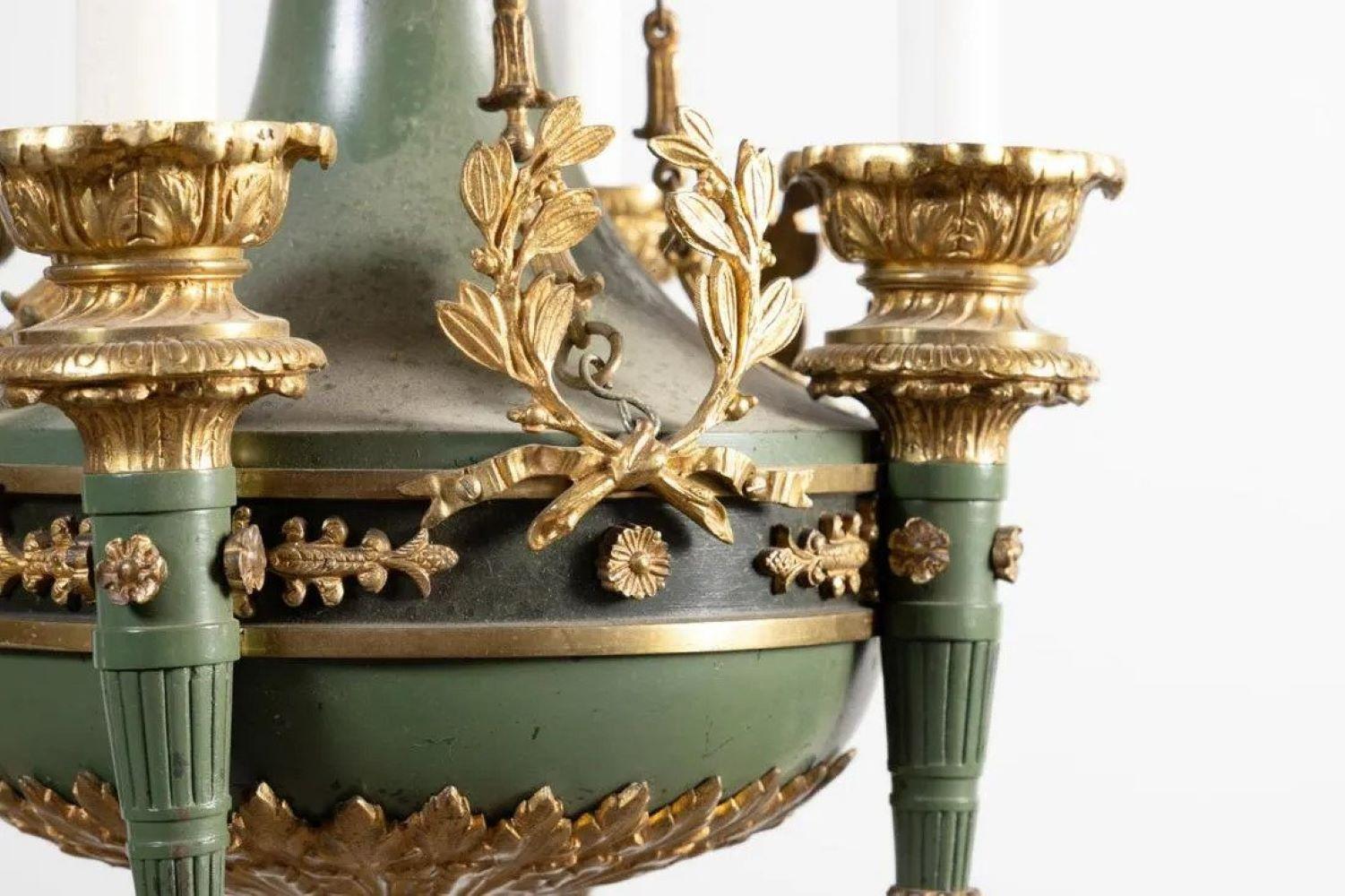 Français Lustre de style Empire à quatre lumières peint et doré en vert en vente