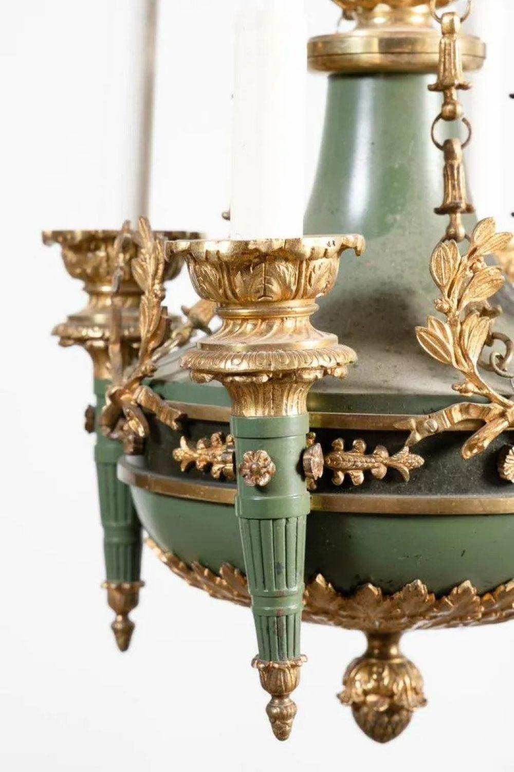 Lustre de style Empire à quatre lumières peint et doré en vert Bon état - En vente à Atlanta, GA