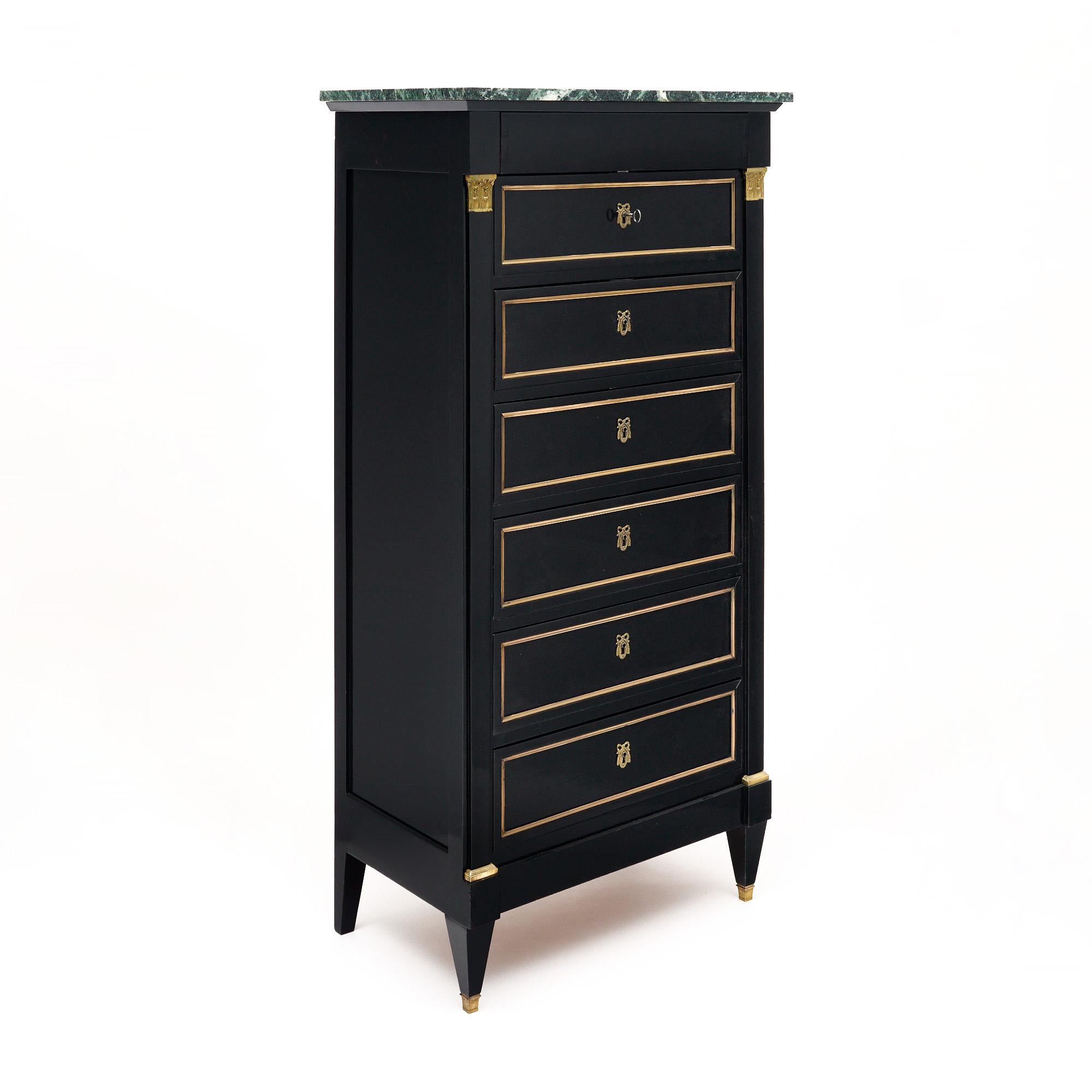Chiffoniera antica francese in stile Impero. Questo pezzo è realizzato in legno massiccio, principalmente mogano, completamente ebanizzato e rifinito con una lucentezza francese di qualità museale. Ci sono sette cassetti a coda di rondine. Il