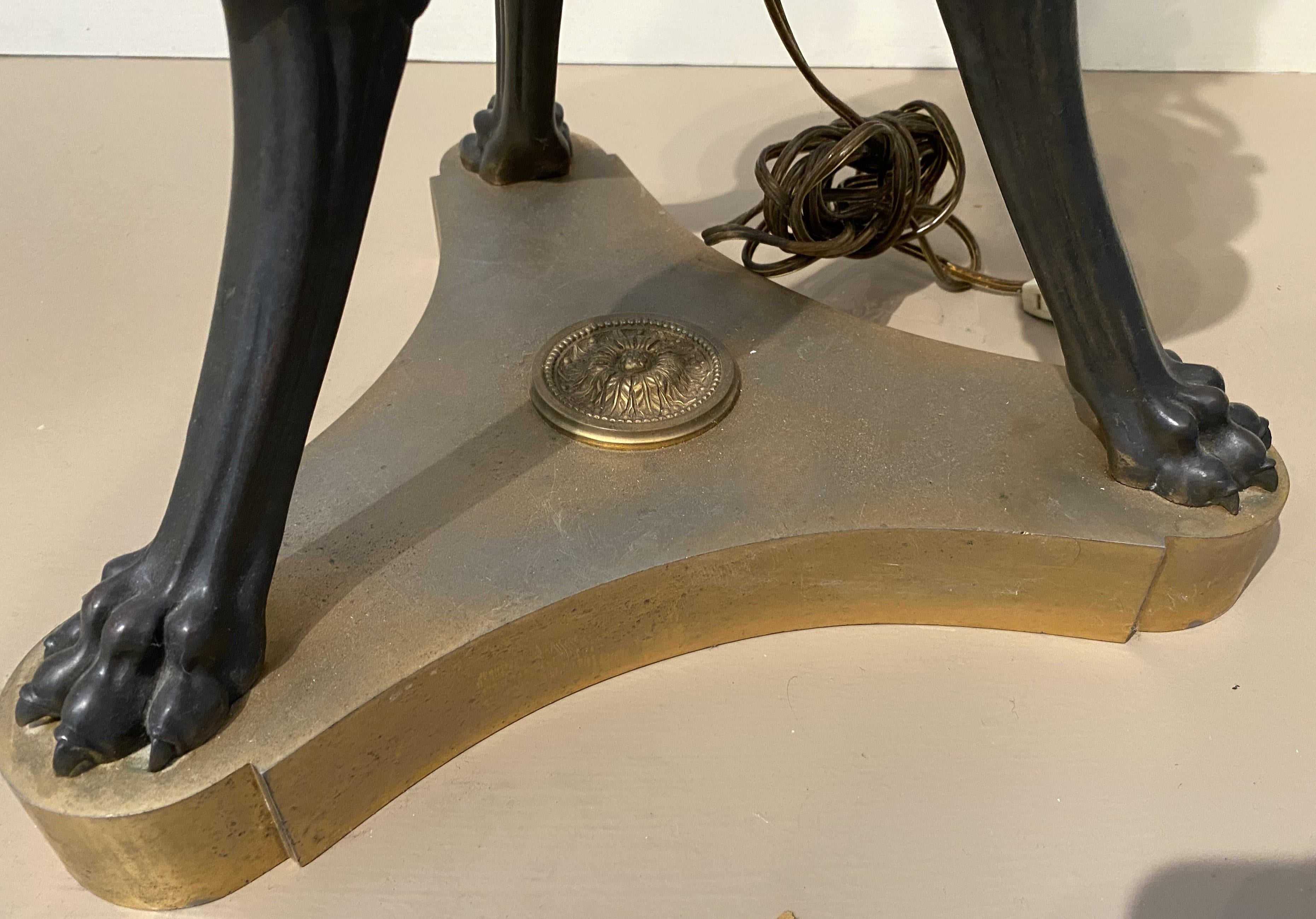 Lampe torchère française de style Empire à deux lumières en bronze patiné et doré en vente 3