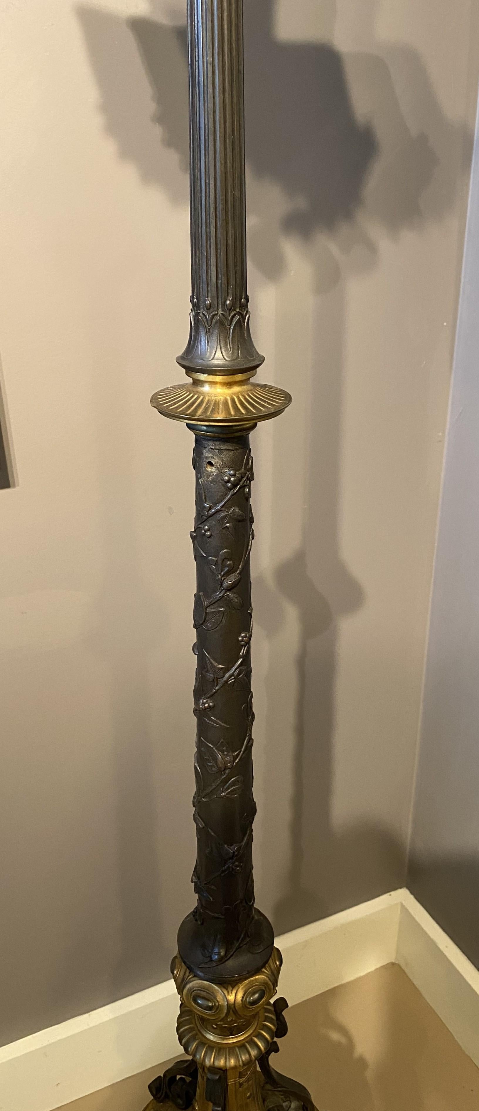 Français Lampe torchère française de style Empire à deux lumières en bronze patiné et doré en vente