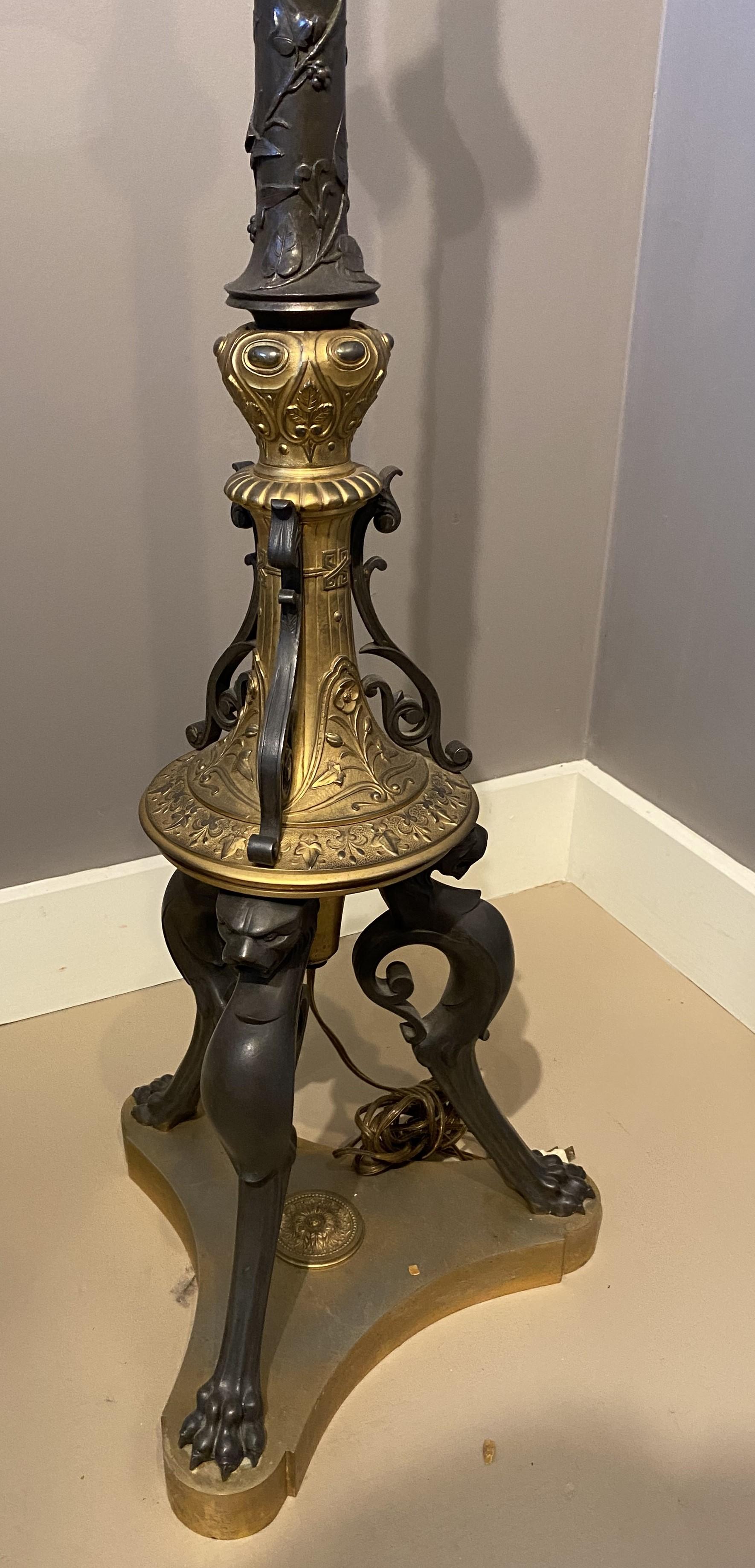 Doré Lampe torchère française de style Empire à deux lumières en bronze patiné et doré en vente