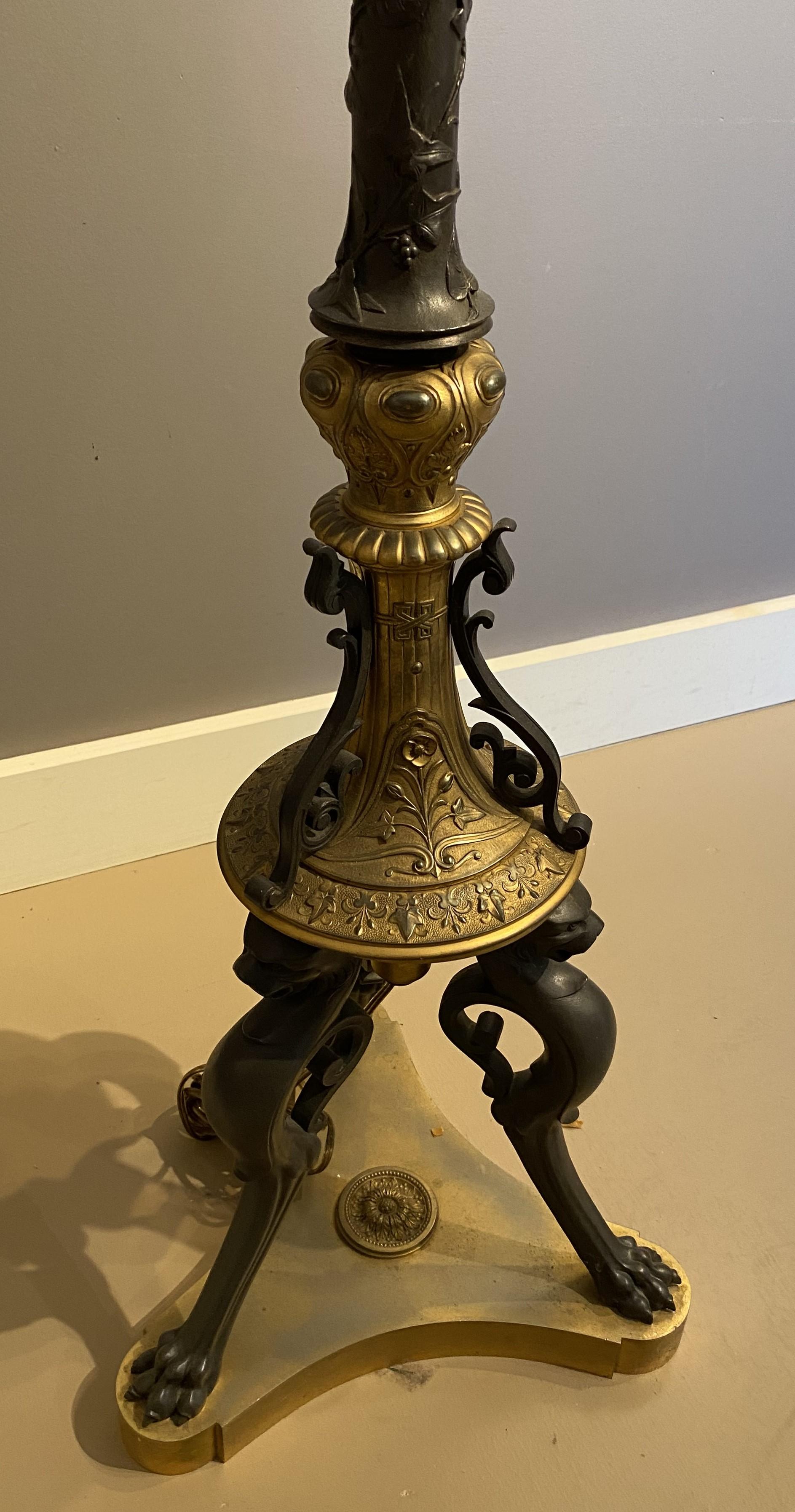 Lampe torchère française de style Empire à deux lumières en bronze patiné et doré Bon état - En vente à Milford, NH