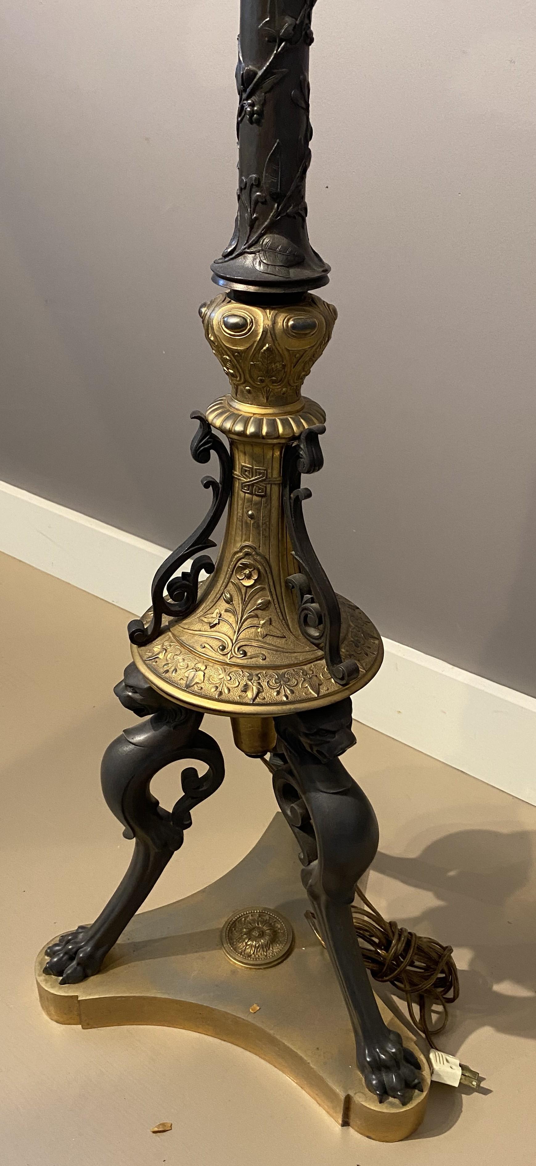 20ième siècle Lampe torchère française de style Empire à deux lumières en bronze patiné et doré en vente