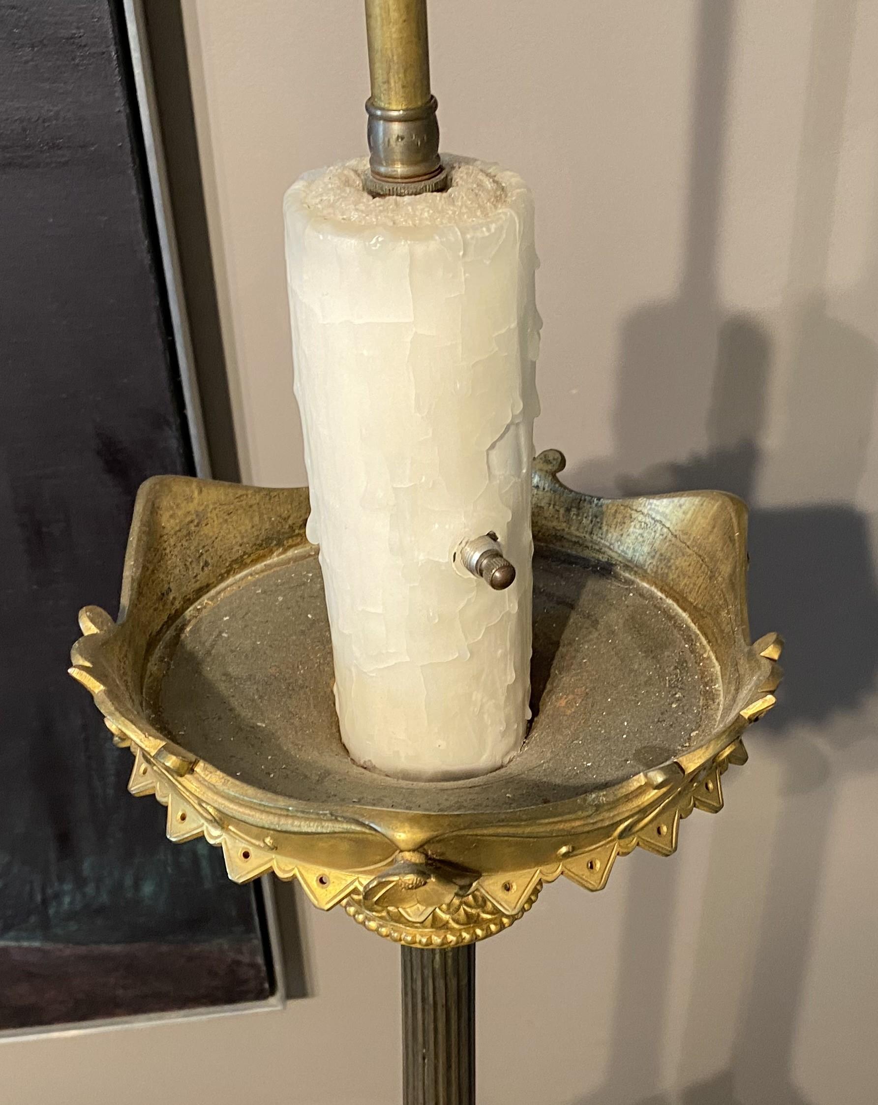 Métal Lampe torchère française de style Empire à deux lumières en bronze patiné et doré en vente