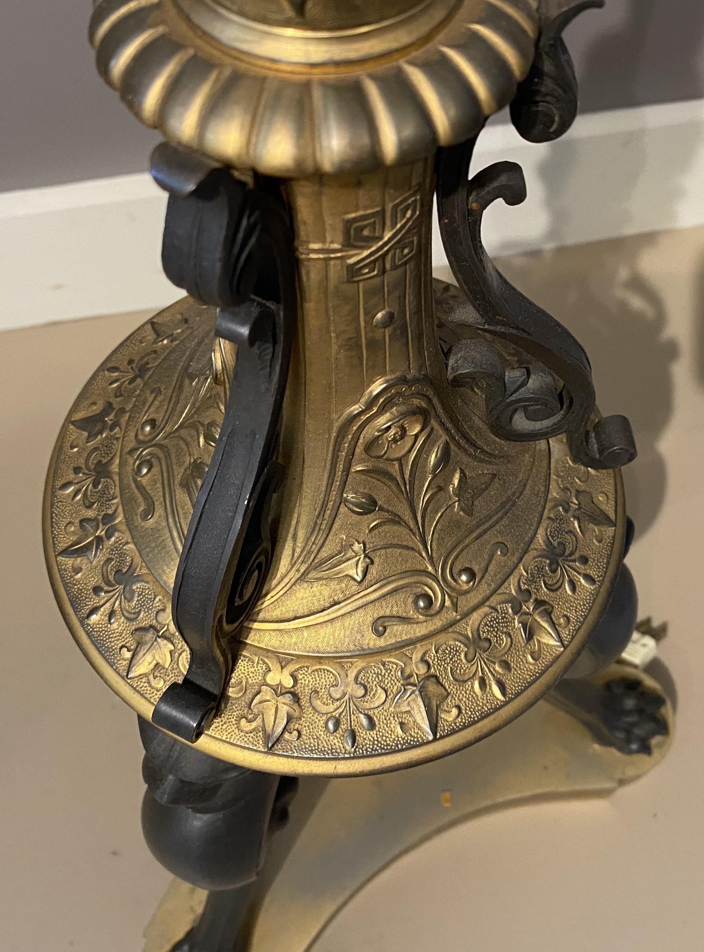 Lampe torchère française de style Empire à deux lumières en bronze patiné et doré en vente 2
