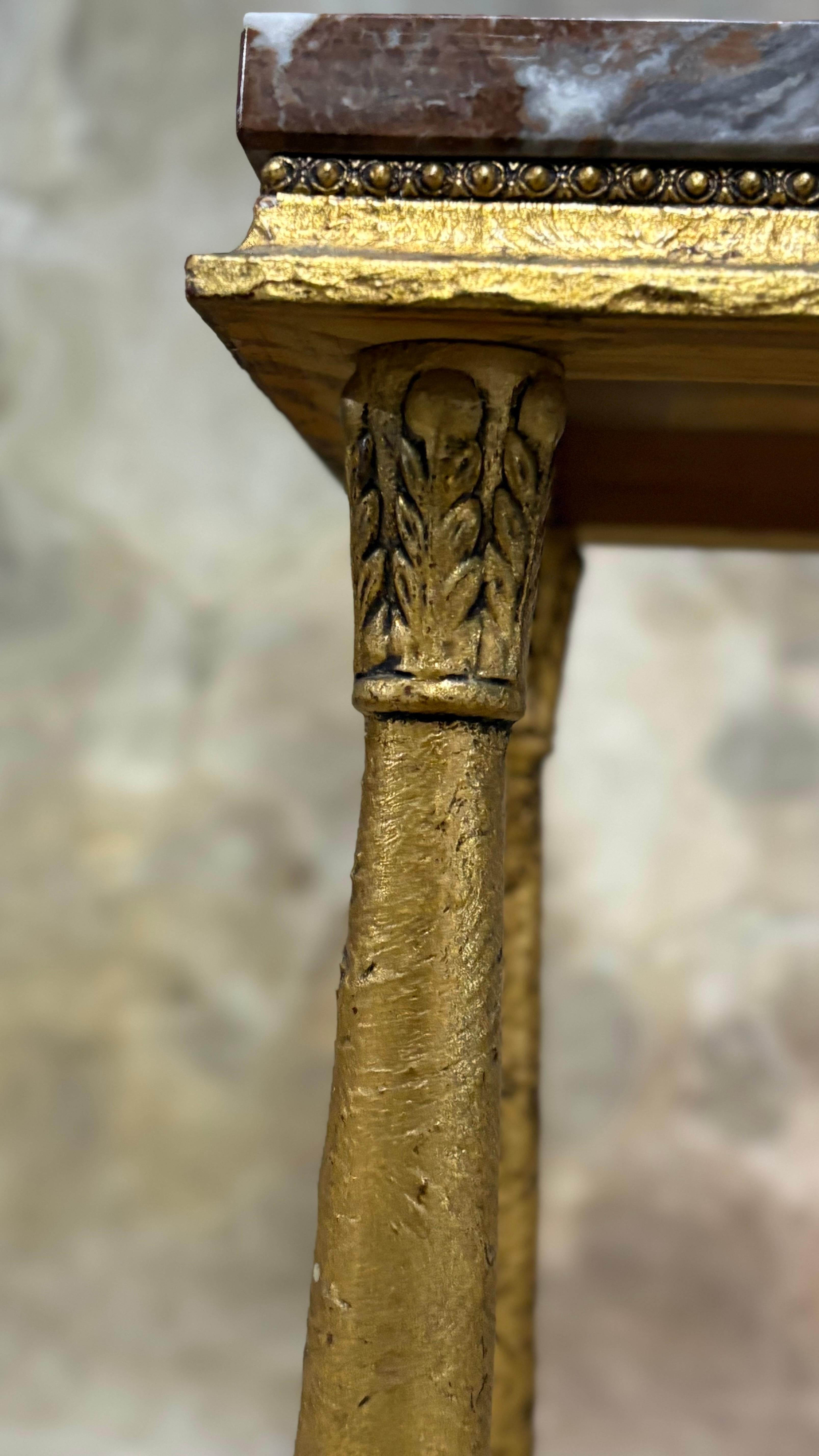 Piedistallo in marmo dorato in stile impero In condizioni buone in vendita a Philadelphia, PA