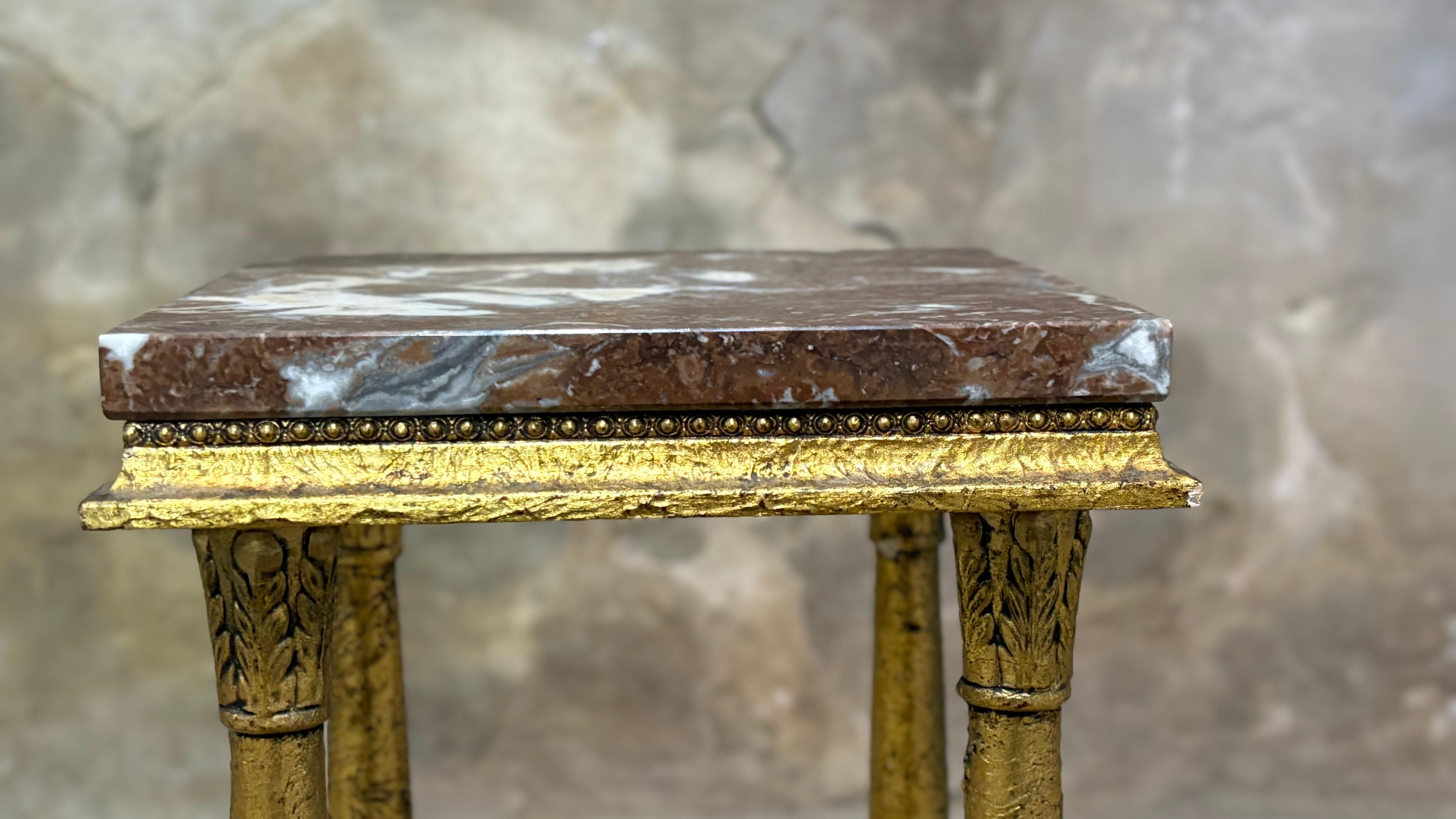 Marmo Piedistallo in marmo dorato in stile impero in vendita