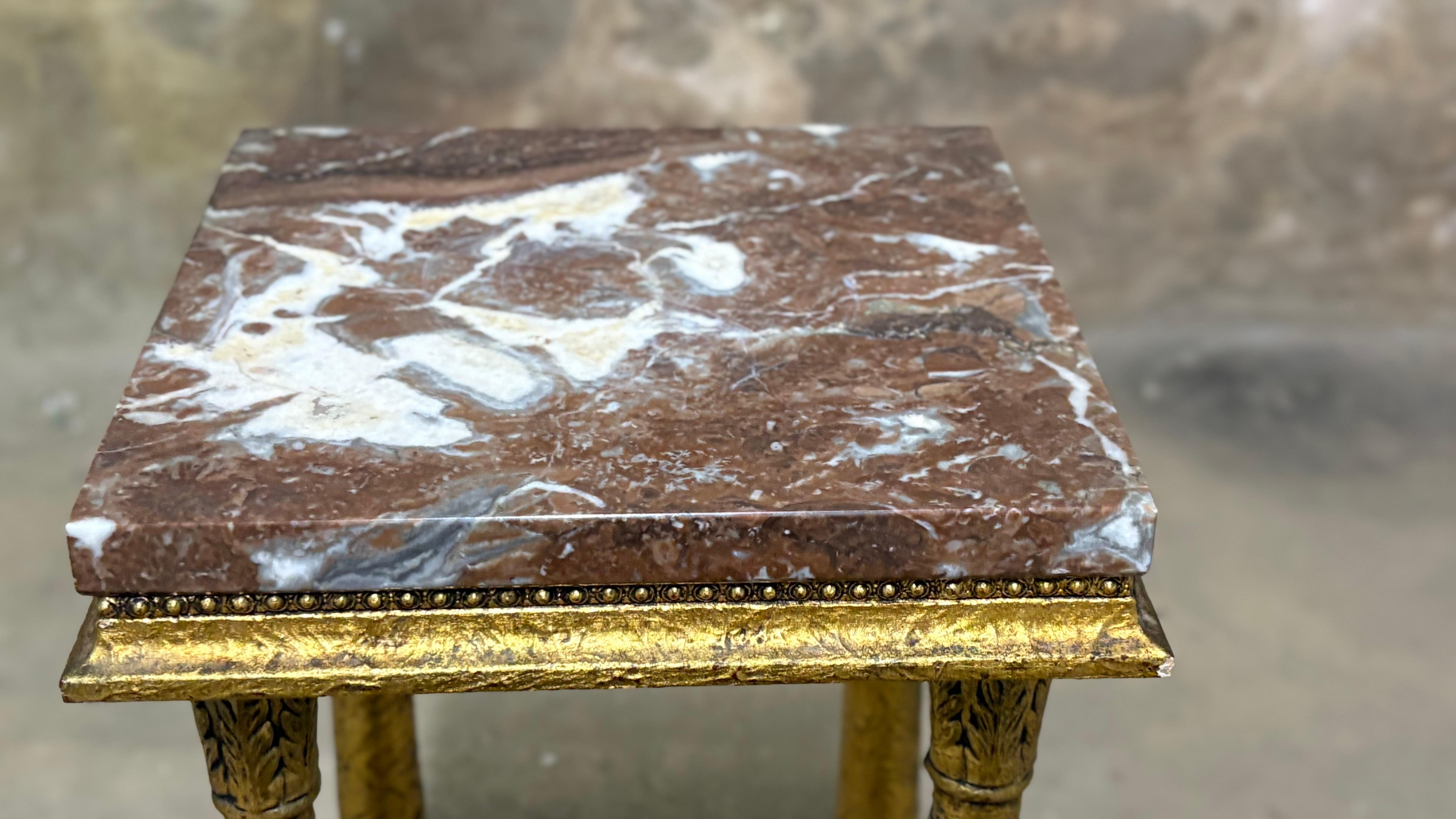 Piedistallo in marmo dorato in stile impero in vendita 1