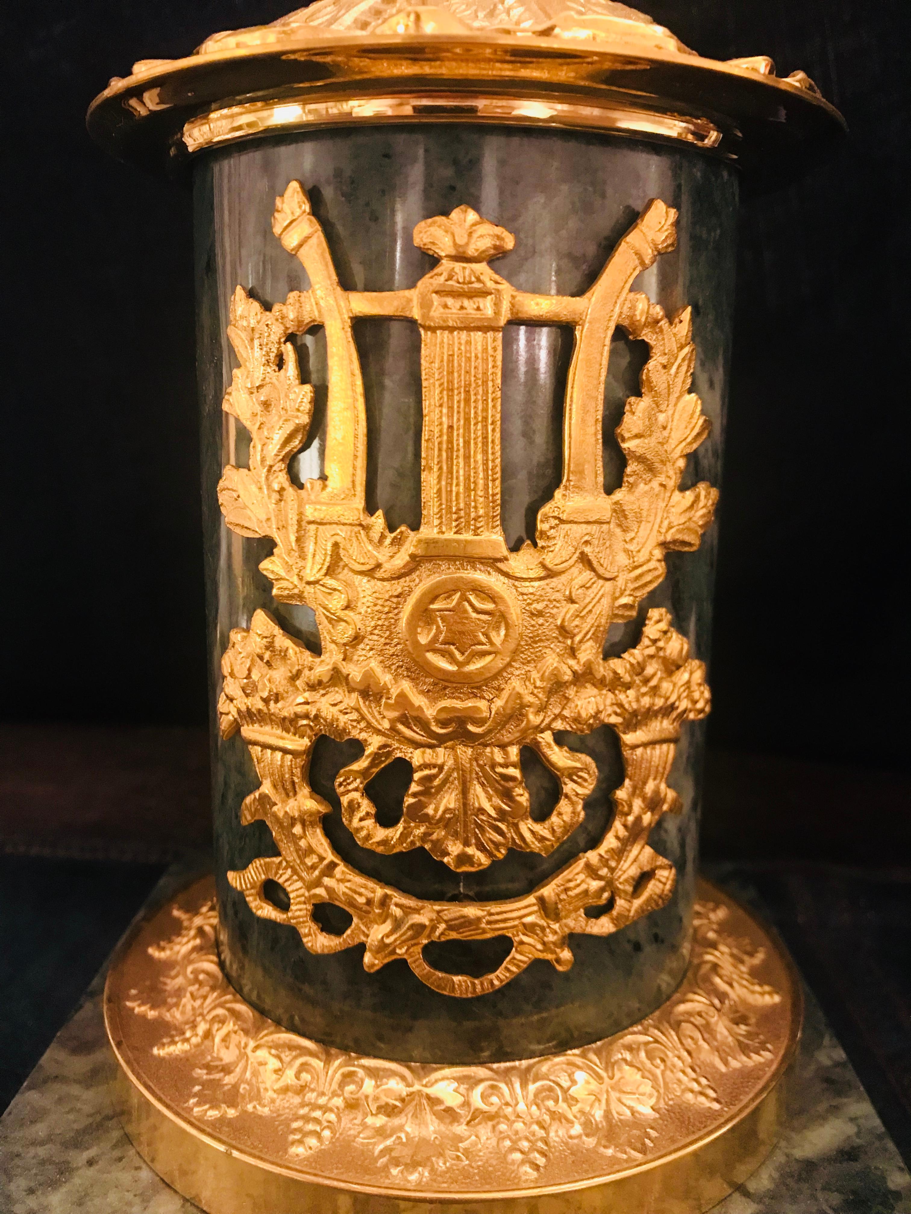 Dieser vergoldete und brünierte Bronzeleuchter im Empire-Stil von Gherardo Degli Albizzi mit seinem Marmorsockel ist ein Beispiel für den großartigen Dekorationsgeschmack der napoleonischen Zeit. Der Sockel besteht aus einem säulenförmigen
