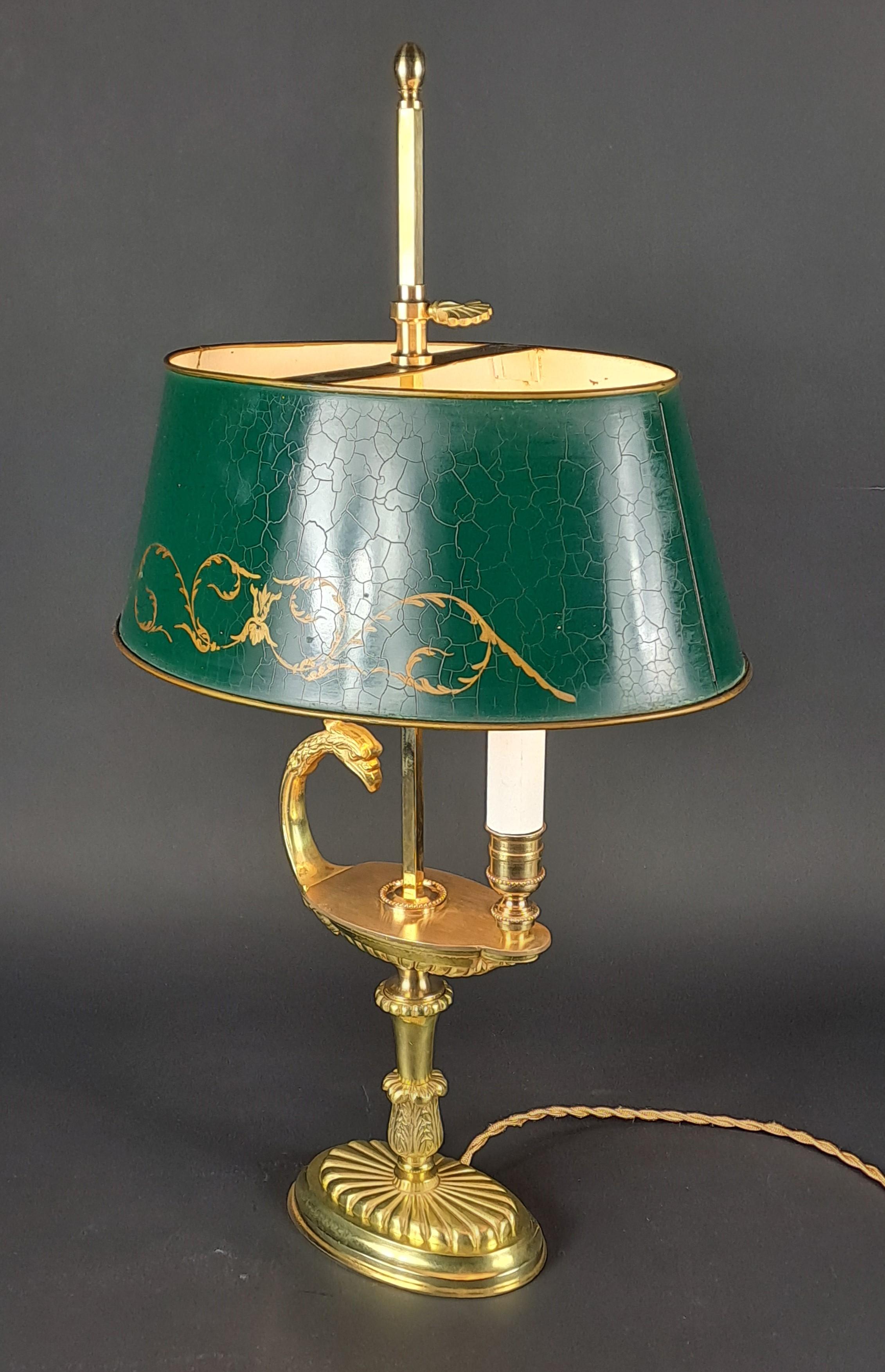 Gilt bronze hot water bottle lamp with oval lacquered sheet metal shade, decorated with an eagle's head in the Empire style.

French work of quality from the first half of the 20th century.

Very good condition, electrification and wiring redone (EU