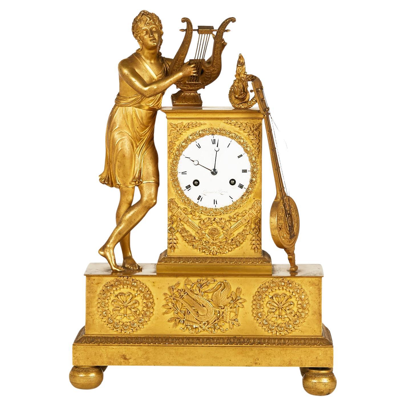 Uhr aus vergoldeter Bronze im Empire-Stil aus dem 19. Jahrhundert.
