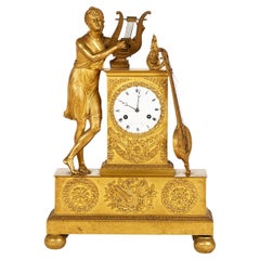 Uhr aus vergoldeter Bronze im Empire-Stil aus dem 19. Jahrhundert.