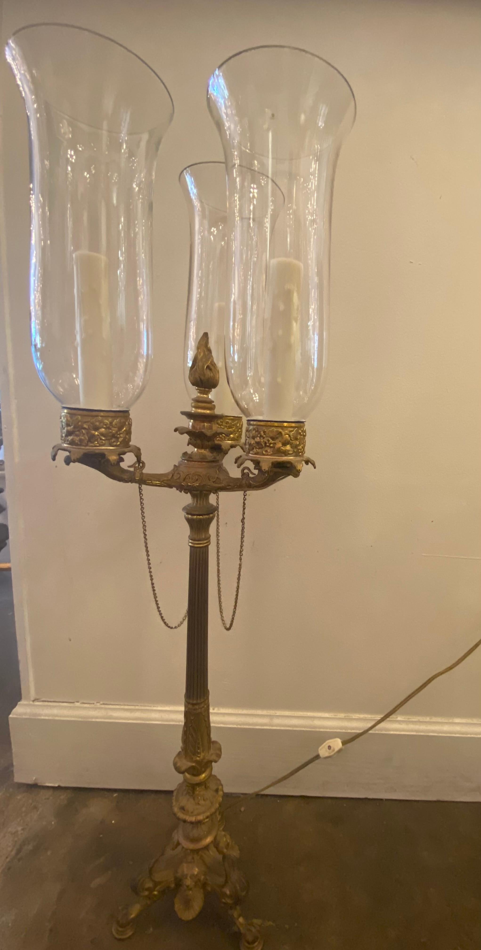 XIXe siècle Lampe de table de style Empire en bronze doré en vente