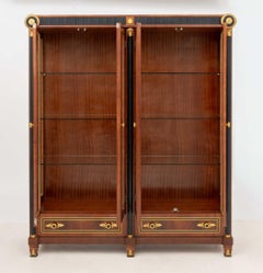 Vitrine aus Mahagoni mit vergoldeten Metallbeschlägen im Empire-Stil