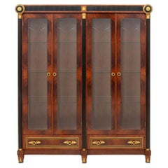 Vitrine aus Mahagoni mit vergoldeten Metallbeschlägen im Empire-Stil