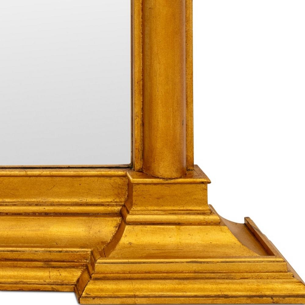 Miroir mural en bois doré de style Empire, avec cadre en forme de colonne et miroir biseauté. Dans l'ensemble en bon état, quelques pertes mineures au niveau de l'argenture des miroirs. 80