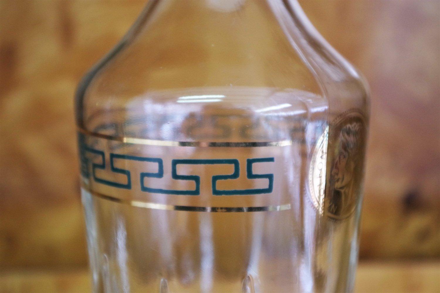 Bouteille de liqueur en verre de style Empire - 1970 Vintage Italian Barware

Rehaussez votre collection de bars avec cette exquise bouteille à liqueur en verre de style Empire des années 1970, une représentation étonnante de l'artisanat italien